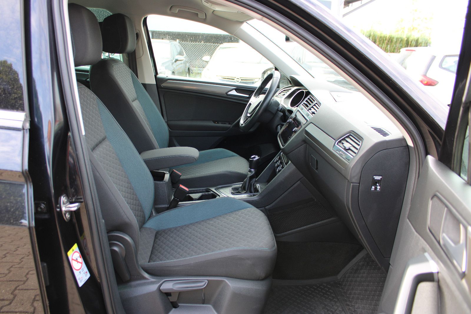 Fahrzeugabbildung Volkswagen Tiguan 2.0 TDI SCR IQ.DRIVE Navi,PDC,AHK,SHZ