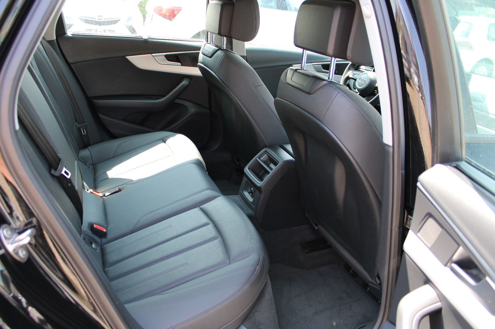 Fahrzeugabbildung Audi A4 30 TDI S tronic Avant Navi,Leder,LED,PDC