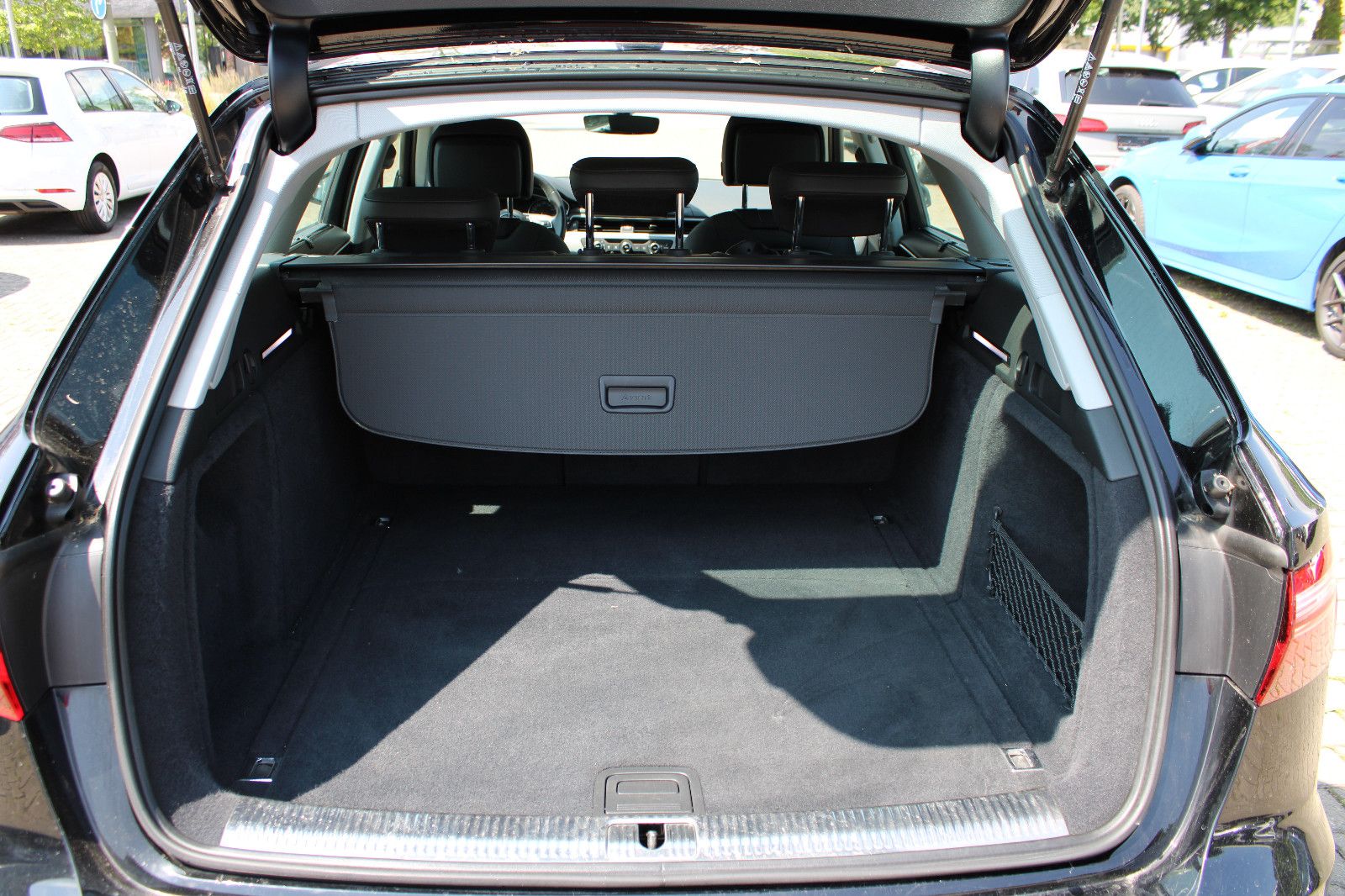 Fahrzeugabbildung Audi A4 30 TDI S tronic Avant Navi,Leder,LED,PDC
