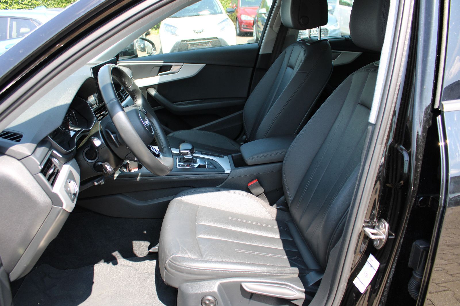 Fahrzeugabbildung Audi A4 30 TDI S tronic Avant Navi,Leder,LED,PDC
