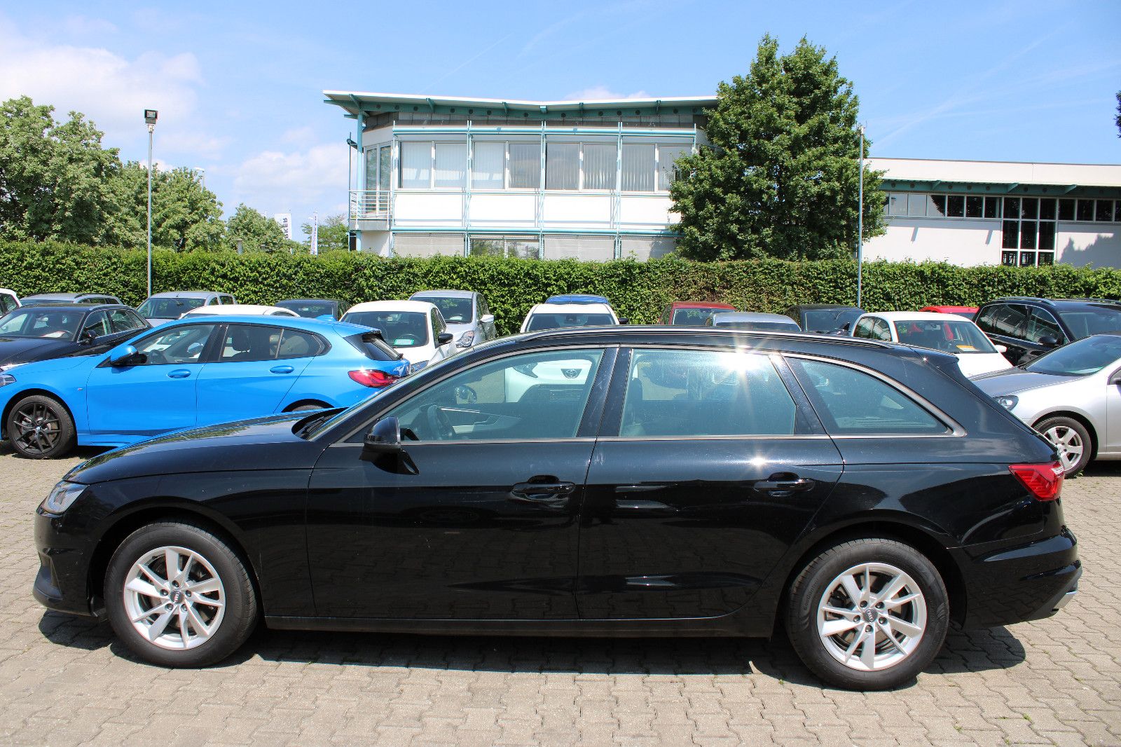 Fahrzeugabbildung Audi A4 30 TDI S tronic Avant Navi,Leder,LED,PDC