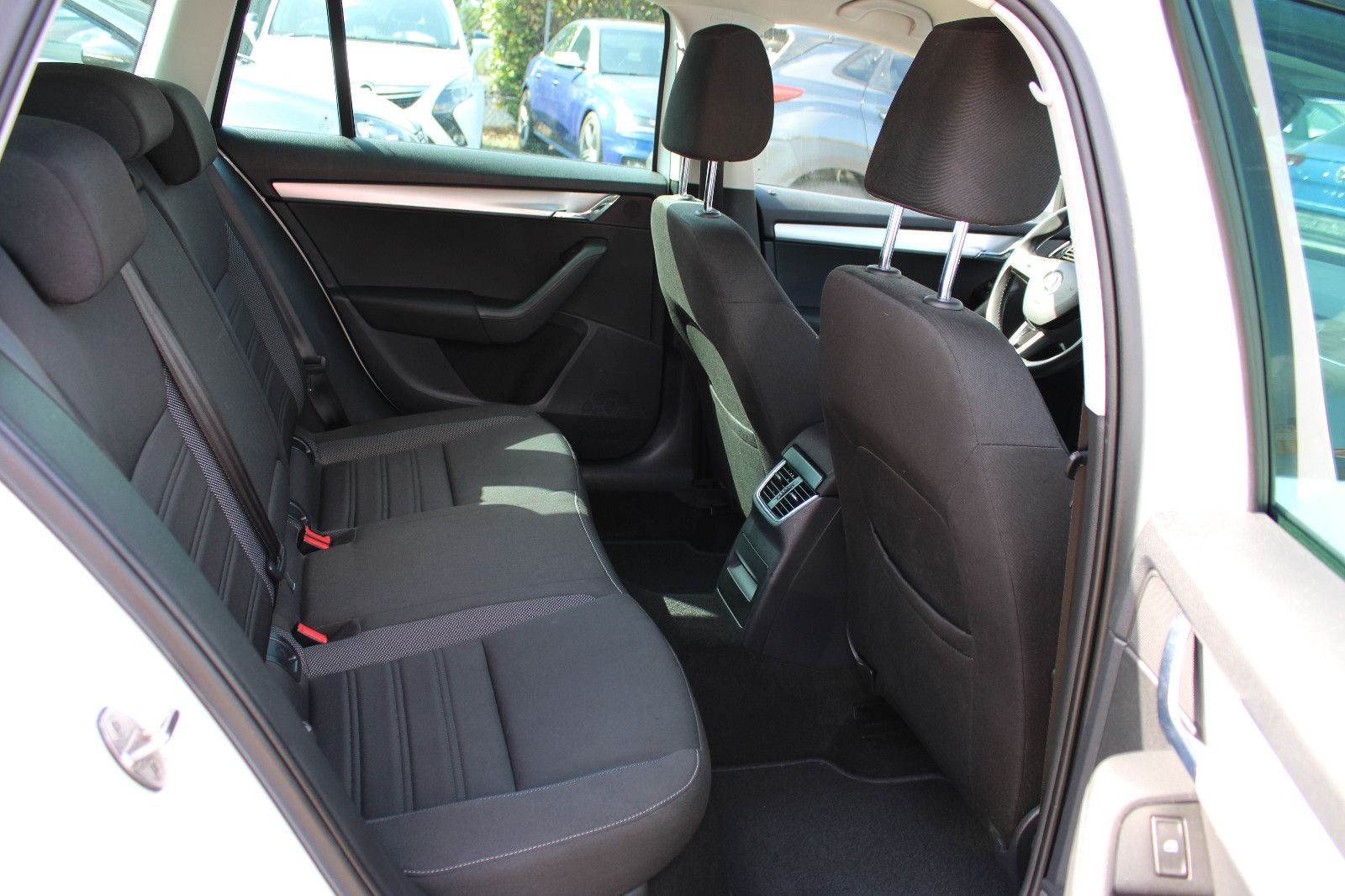 Fahrzeugabbildung SKODA Octavia 1.6 TDI DSG Combi Navi,PDC,SHZ,LED,Apple