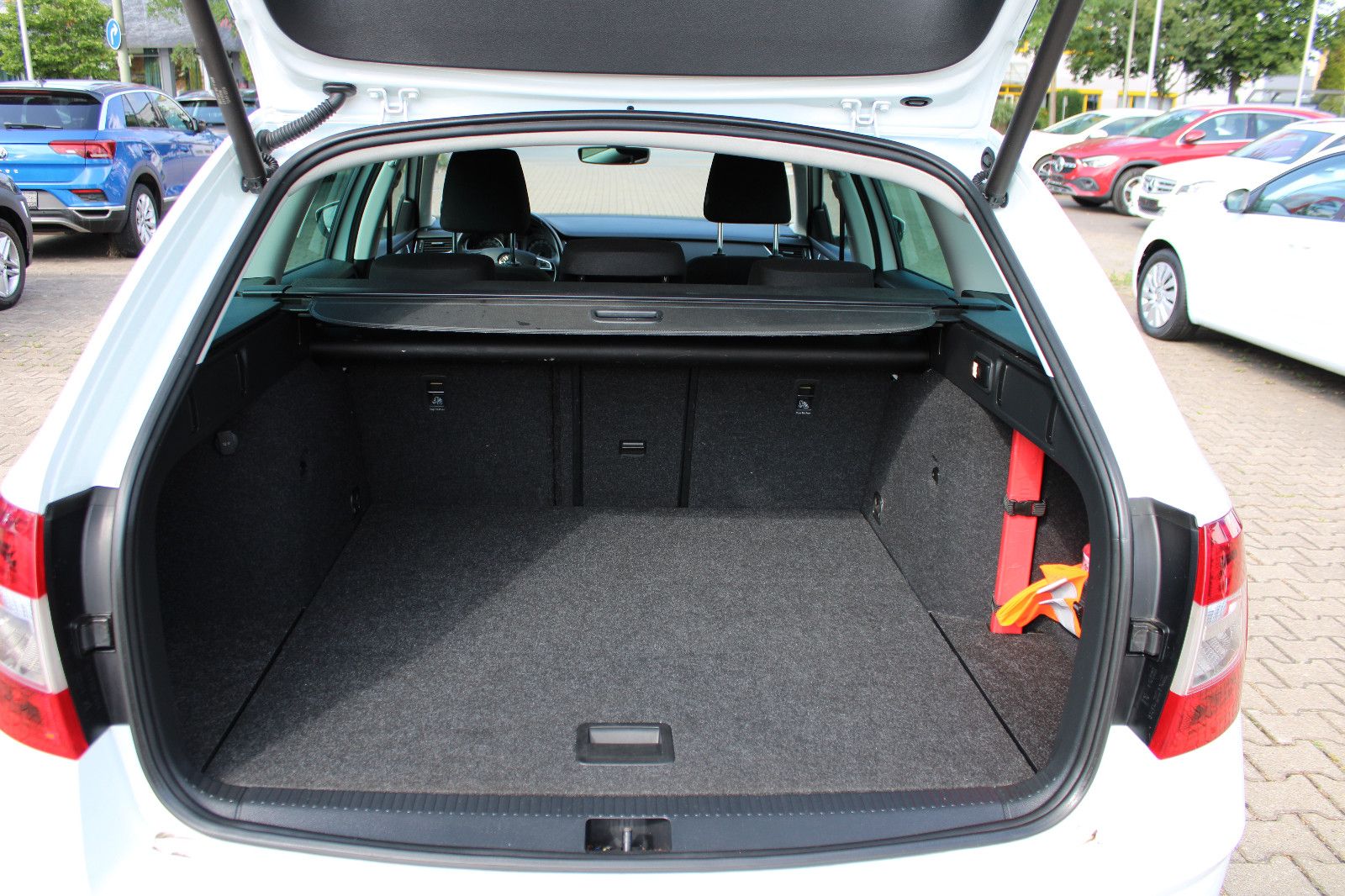 Fahrzeugabbildung SKODA Octavia 1.6 TDI DSG Combi Navi,PDC,SHZ,LED,Apple