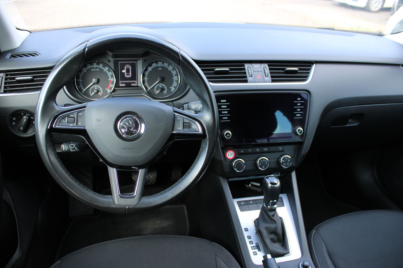 Fahrzeugabbildung SKODA Octavia 1.6 TDI DSG Combi Navi,PDC,SHZ,LED,Apple
