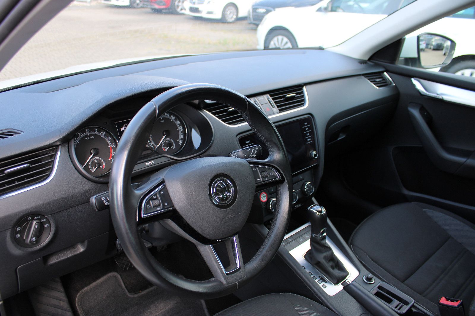 Fahrzeugabbildung SKODA Octavia 1.6 TDI DSG Combi Navi,PDC,SHZ,LED,Apple