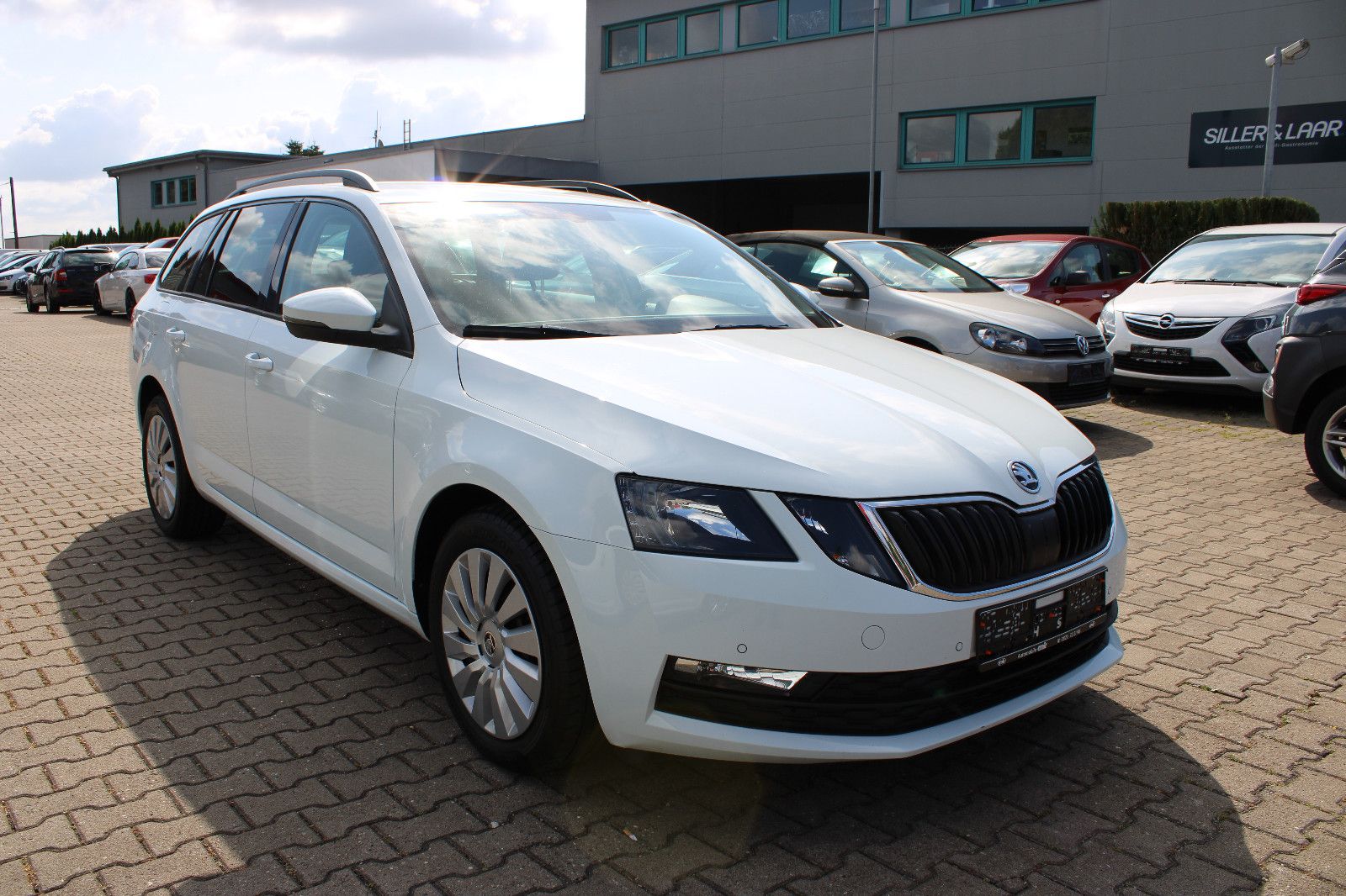 Fahrzeugabbildung SKODA Octavia 1.6 TDI DSG Combi Navi,PDC,SHZ,LED,Apple