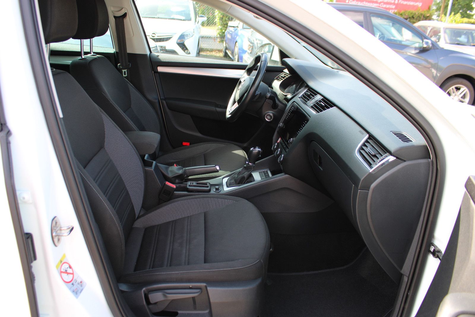 Fahrzeugabbildung SKODA Octavia 1.6 TDI DSG Combi Navi,PDC,SHZ,LED,Apple