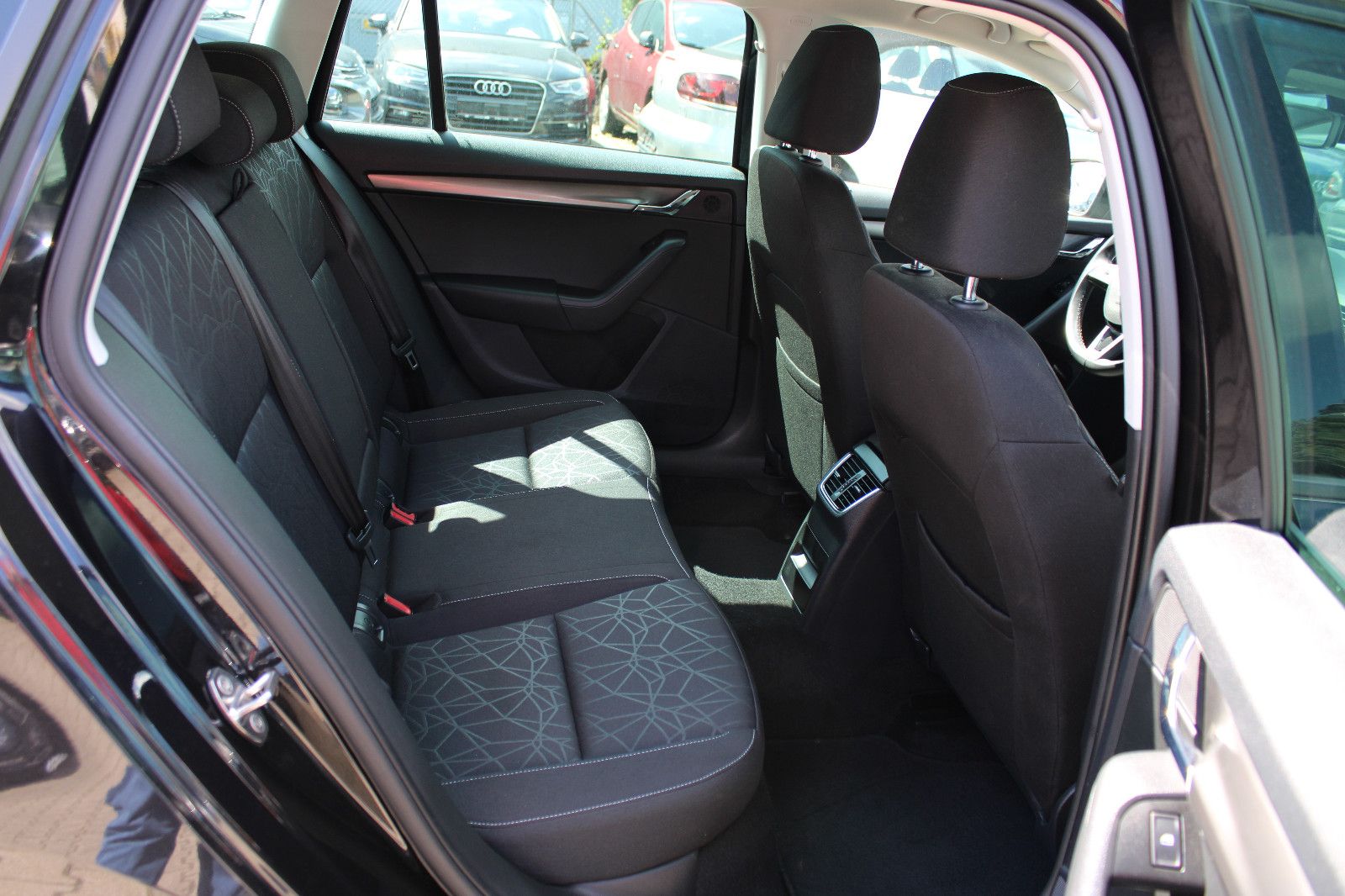 Fahrzeugabbildung SKODA Octavia 1.6 TDI CLEVER Combi Navi,AHK,SHZ,LED