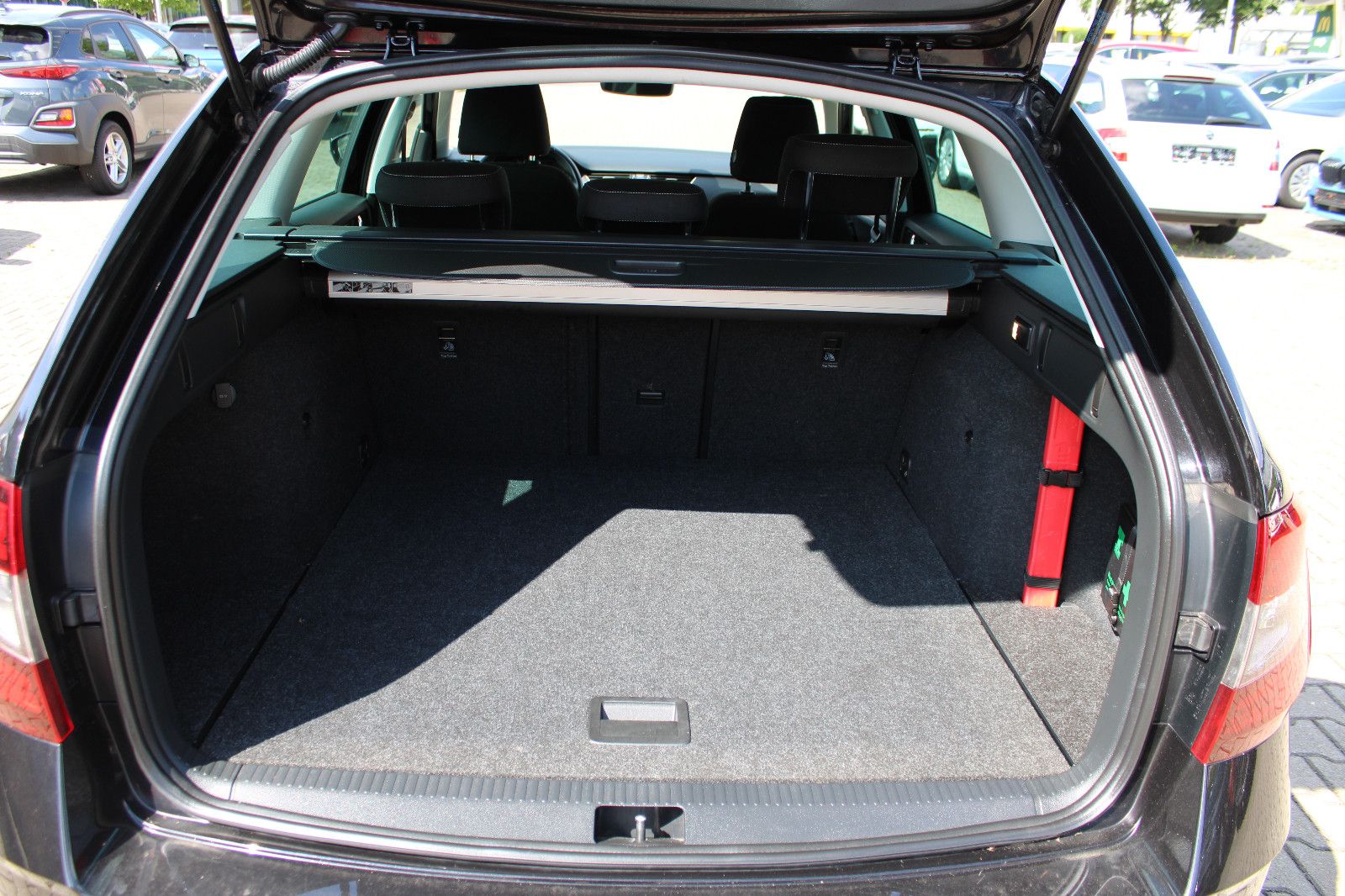 Fahrzeugabbildung SKODA Octavia 1.6 TDI CLEVER Combi Navi,AHK,SHZ,LED