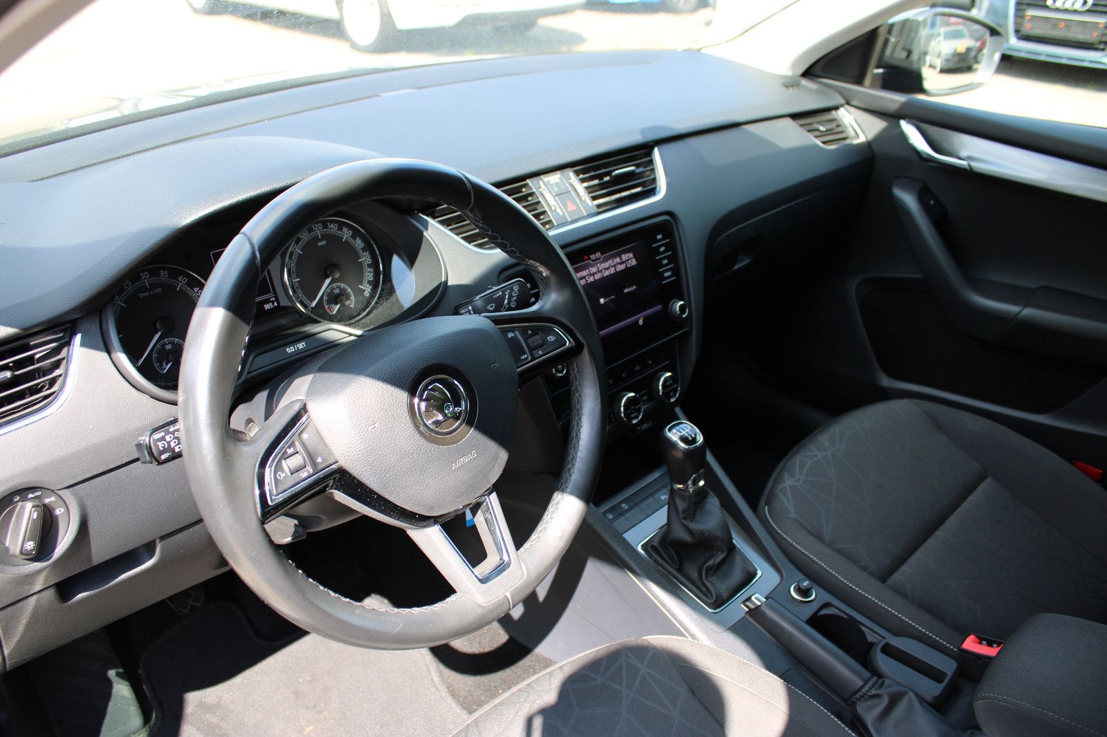 Fahrzeugabbildung SKODA Octavia 1.6 TDI CLEVER Combi Navi,AHK,SHZ,LED