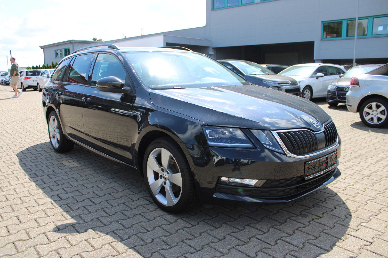 Fahrzeugabbildung SKODA Octavia 1.6 TDI CLEVER Combi Navi,AHK,SHZ,LED