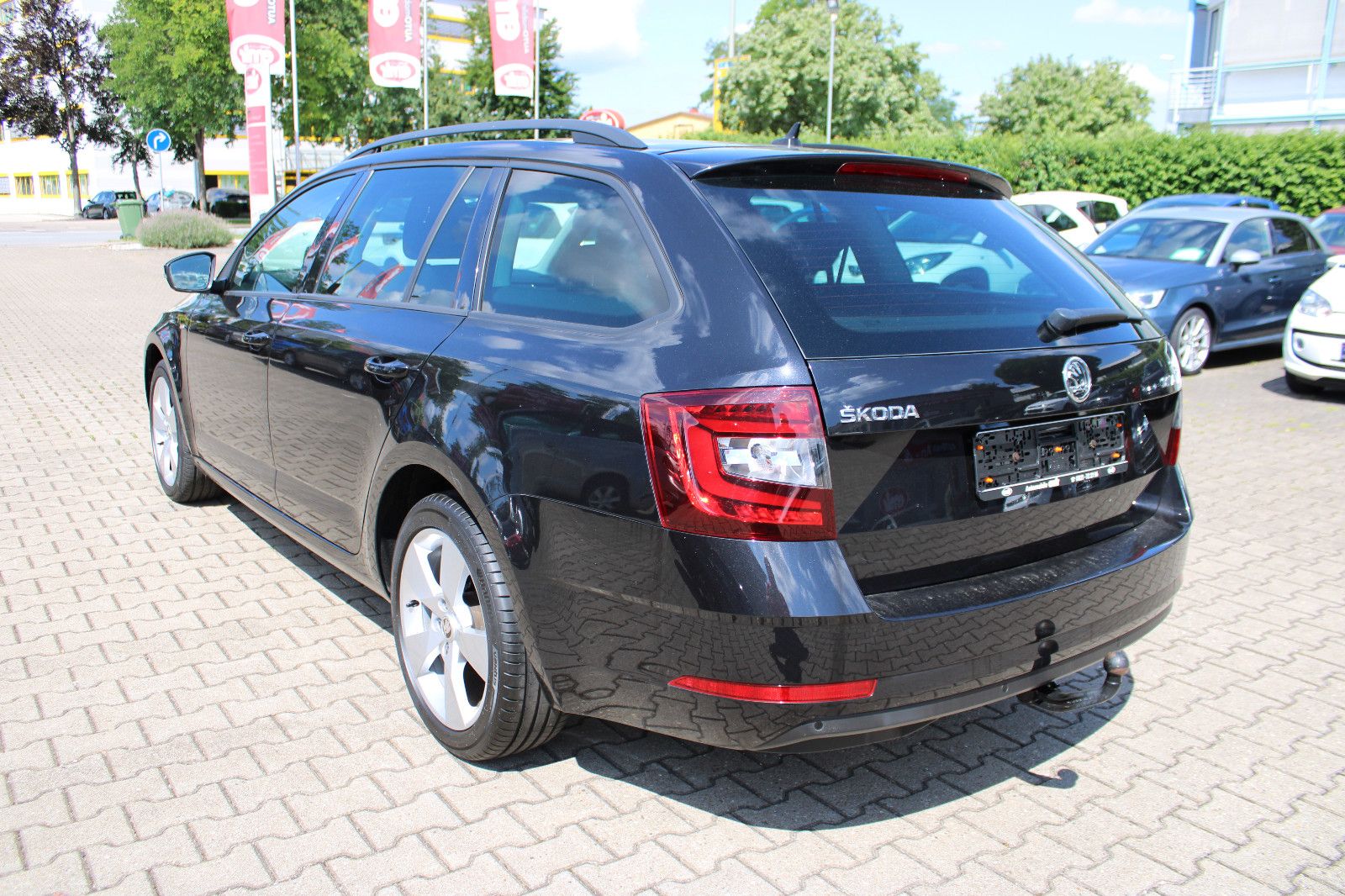 Fahrzeugabbildung SKODA Octavia 1.6 TDI CLEVER Combi Navi,AHK,SHZ,LED