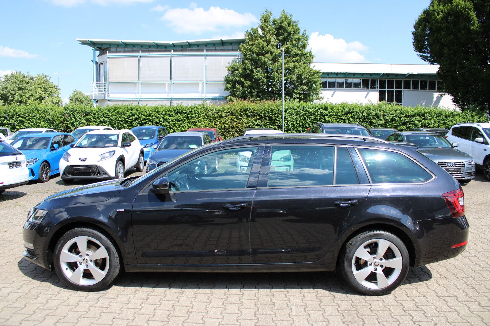 Fahrzeugabbildung SKODA Octavia 1.6 TDI CLEVER Combi Navi,AHK,SHZ,LED