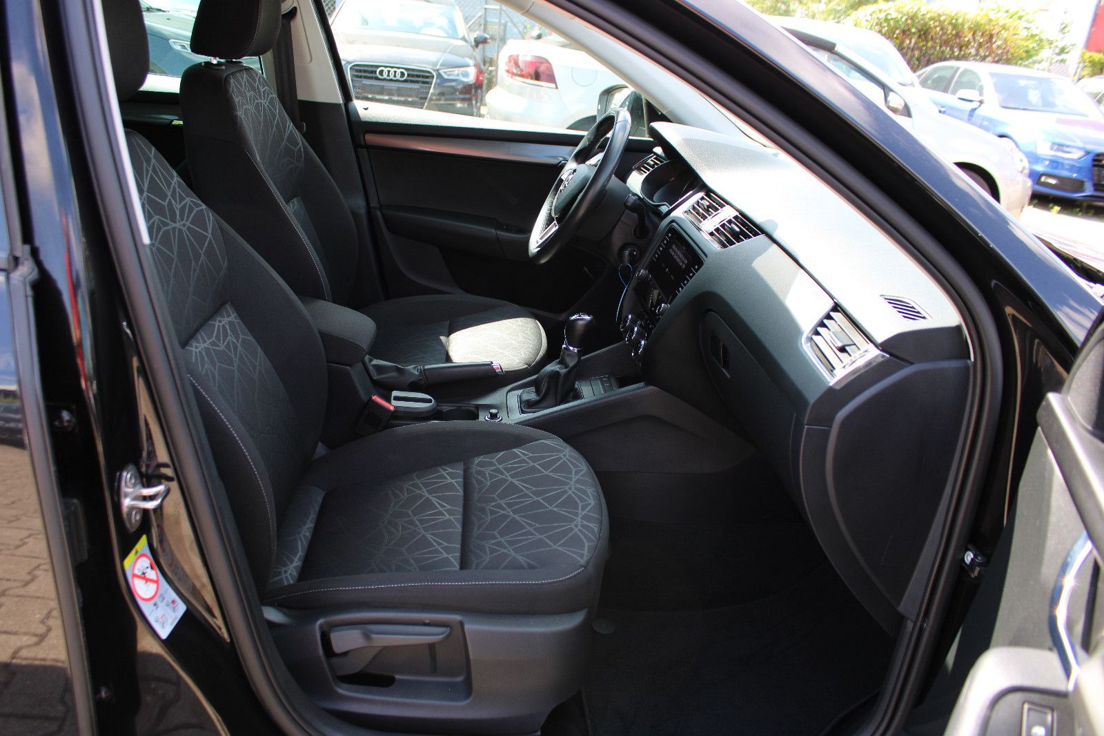 Fahrzeugabbildung SKODA Octavia 1.6 TDI CLEVER Combi Navi,AHK,SHZ,LED