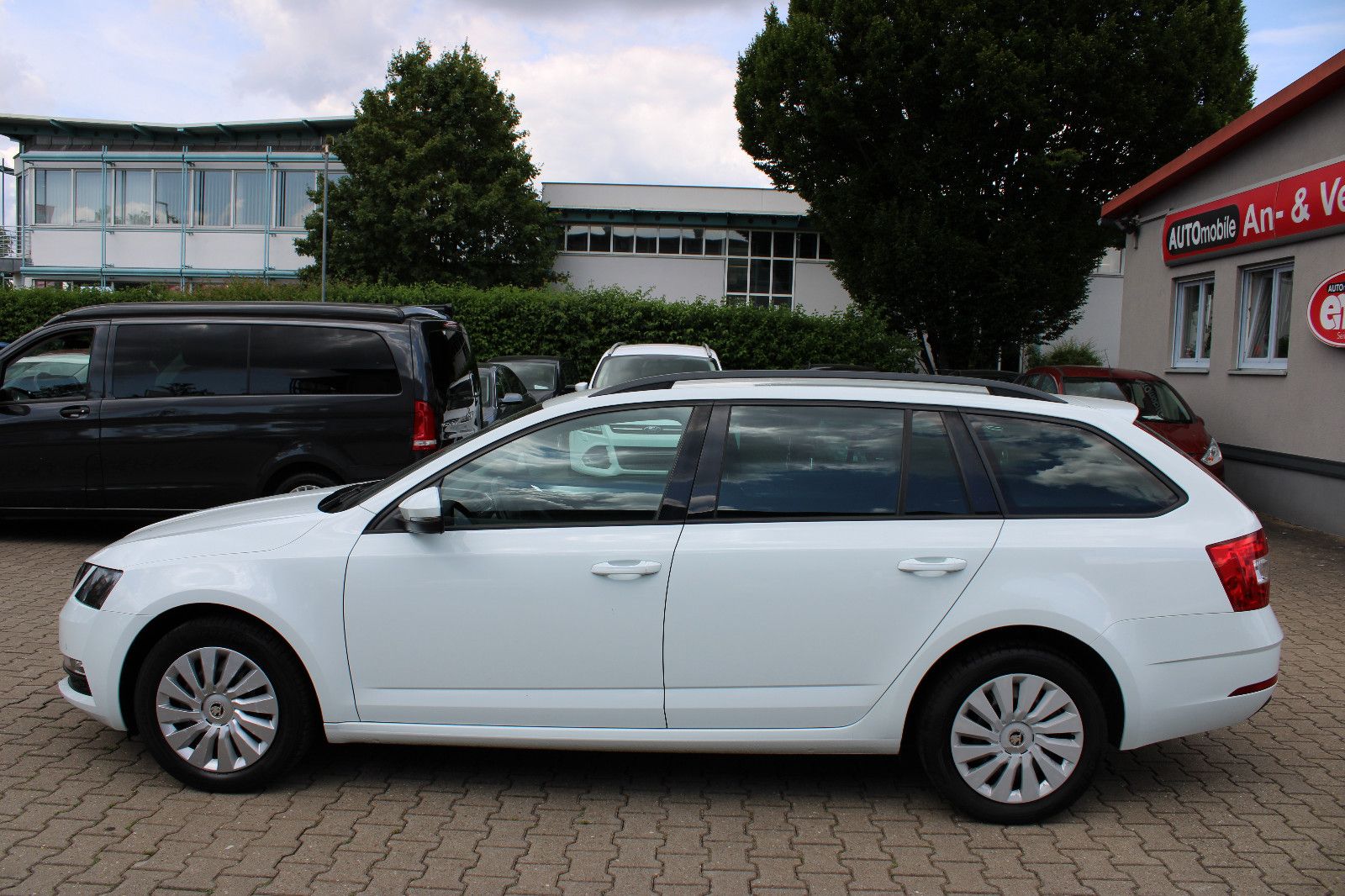 Fahrzeugabbildung SKODA Octavia 1.6 TDI DSG Combi Navi,SHZ,Standheizung