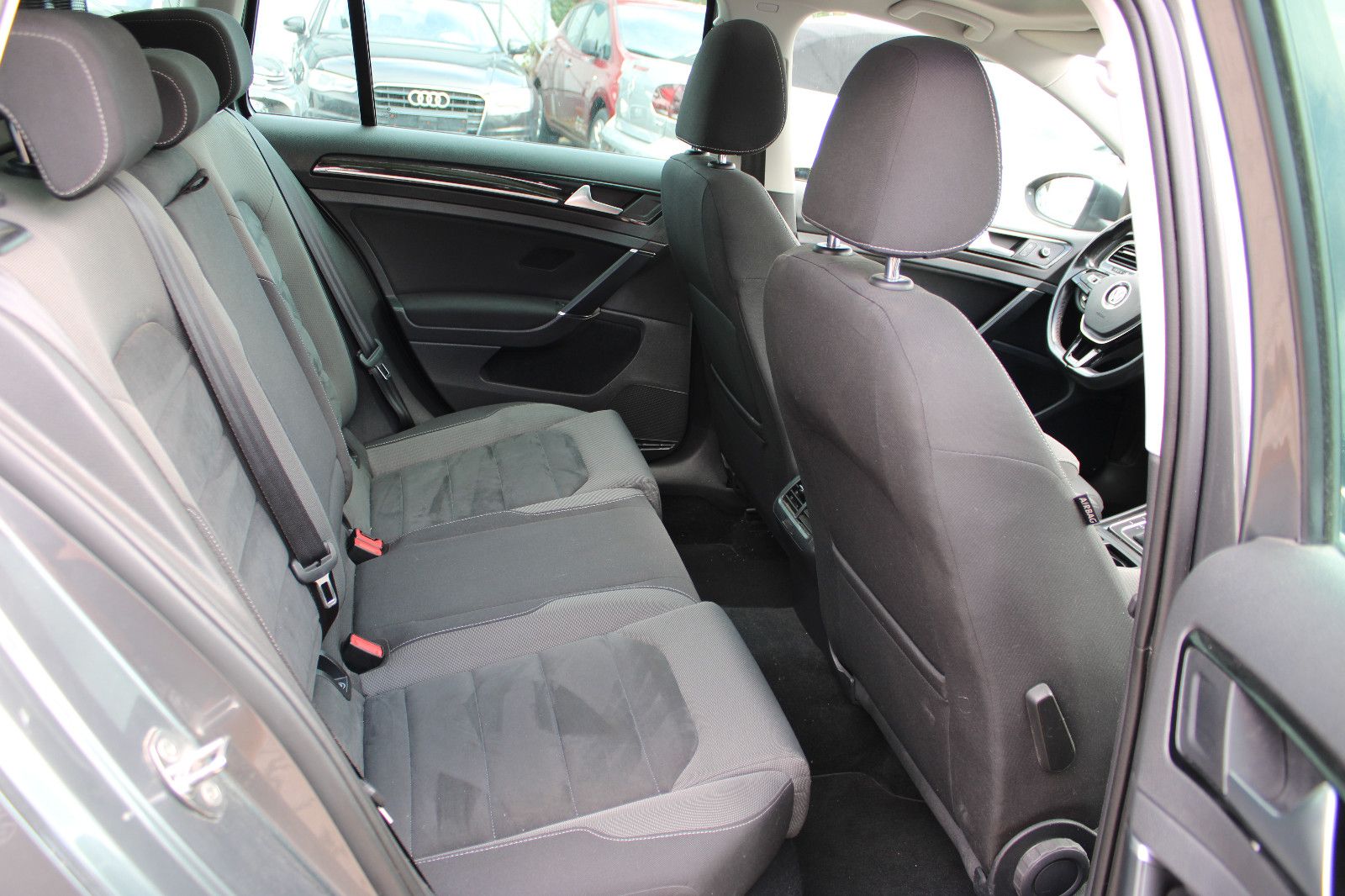 Fahrzeugabbildung Volkswagen Golf 2.0 TDI DSG Variant Panorama,LED,SHZ,AHK,PD