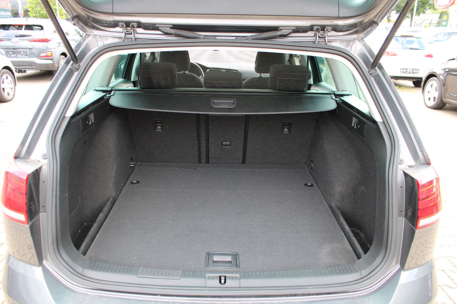 Fahrzeugabbildung Volkswagen Golf 2.0 TDI DSG Variant Panorama,LED,SHZ,AHK,PD