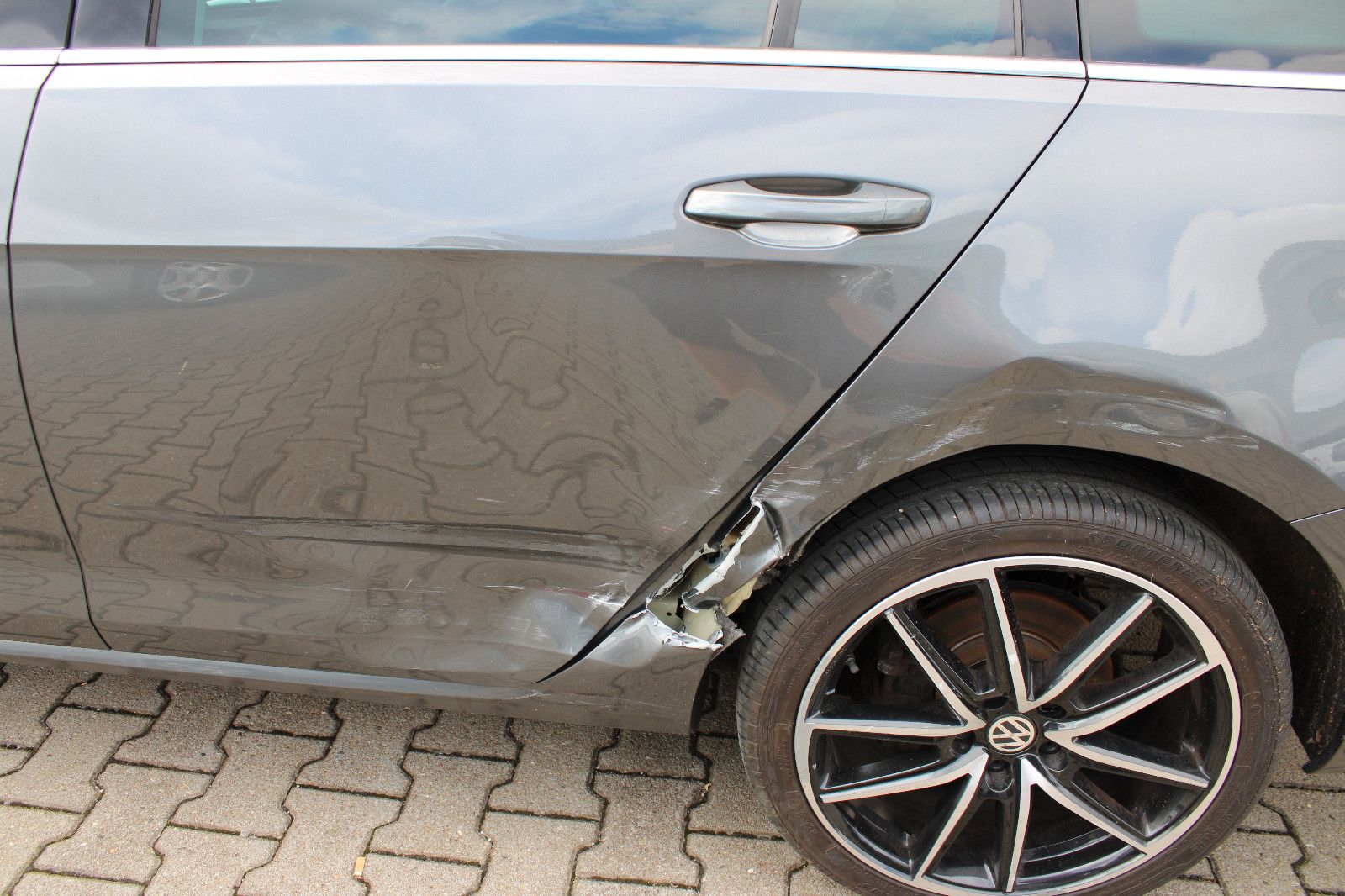 Fahrzeugabbildung Volkswagen Golf 2.0 TDI DSG Variant Panorama,LED,SHZ,AHK,PD