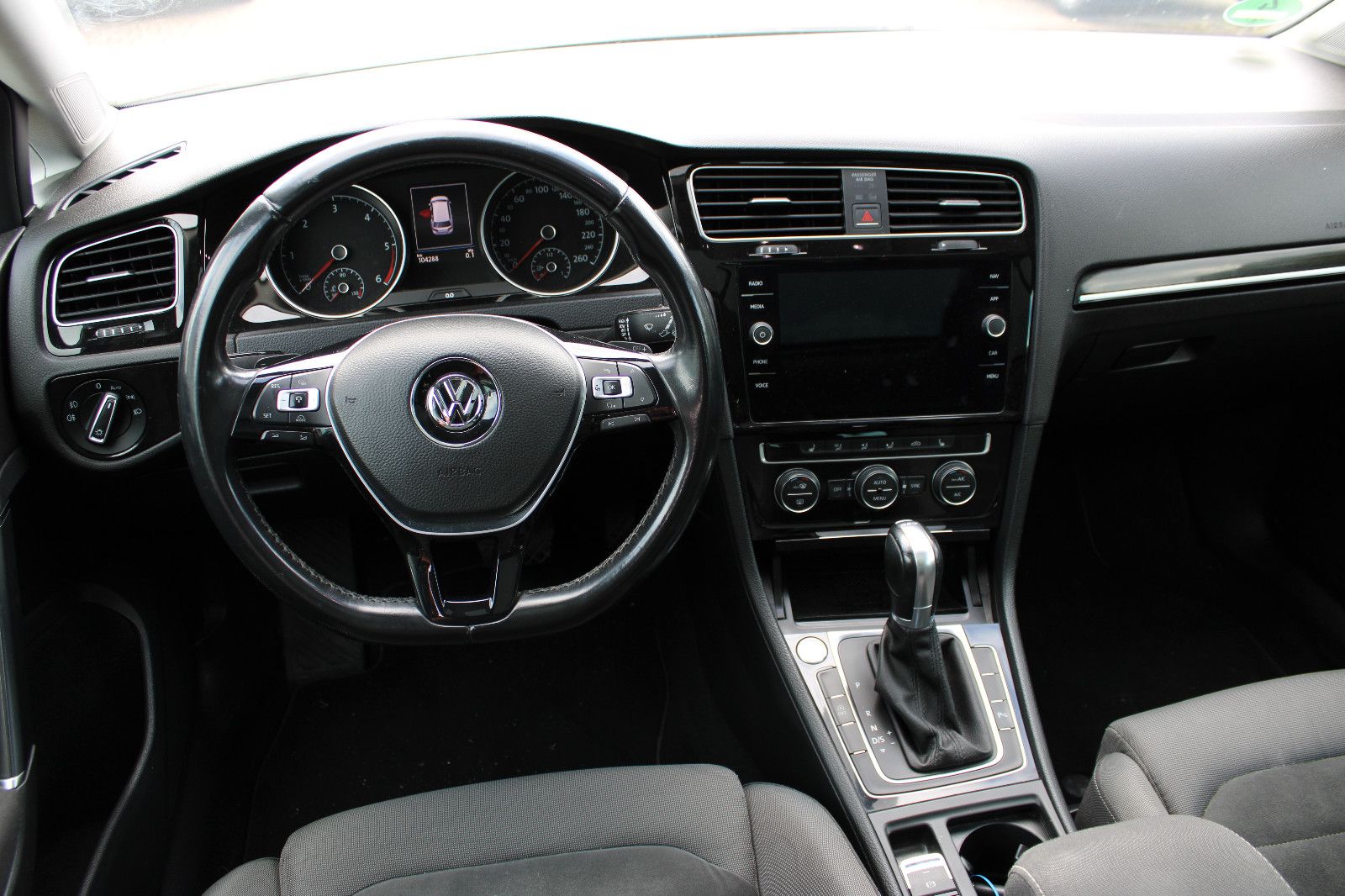 Fahrzeugabbildung Volkswagen Golf 2.0 TDI DSG Variant Panorama,LED,SHZ,AHK,PD