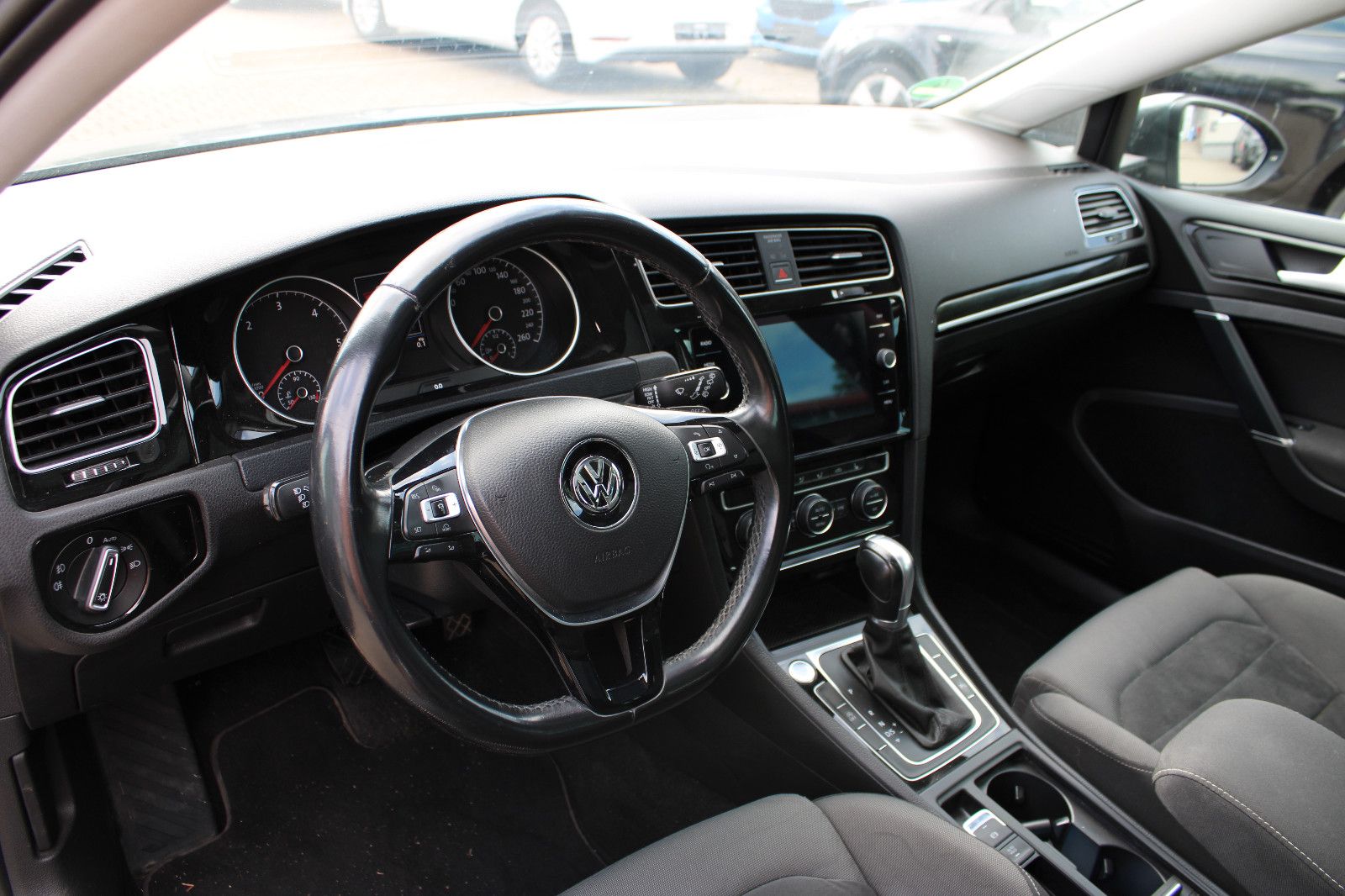 Fahrzeugabbildung Volkswagen Golf 2.0 TDI DSG Variant Panorama,LED,SHZ,AHK,PD
