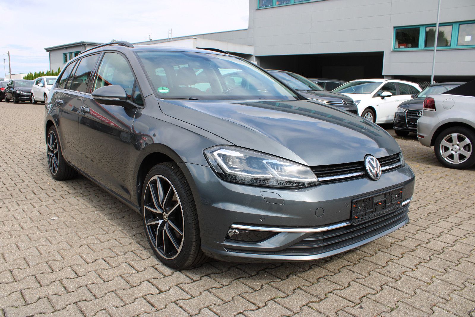 Fahrzeugabbildung Volkswagen Golf 2.0 TDI DSG Variant Panorama,LED,SHZ,AHK,PD