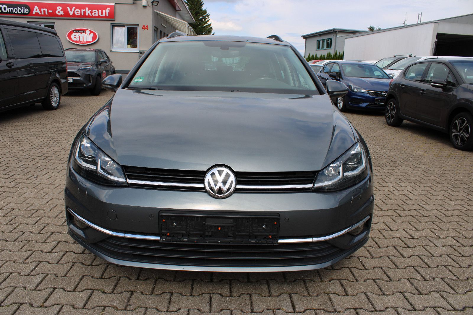 Fahrzeugabbildung Volkswagen Golf 2.0 TDI DSG Variant Panorama,LED,SHZ,AHK,PD