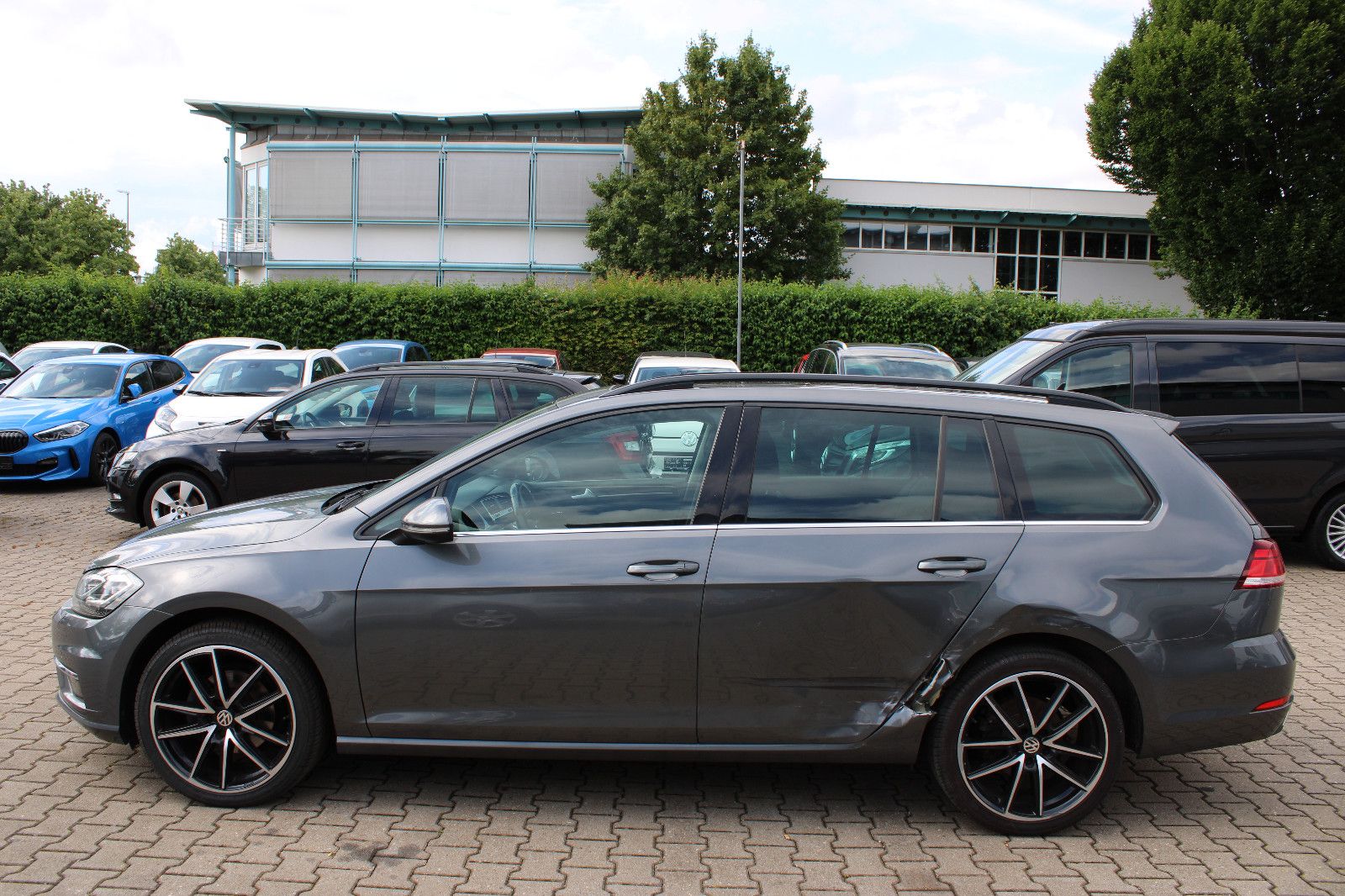 Fahrzeugabbildung Volkswagen Golf 2.0 TDI DSG Variant Panorama,LED,SHZ,AHK,PD