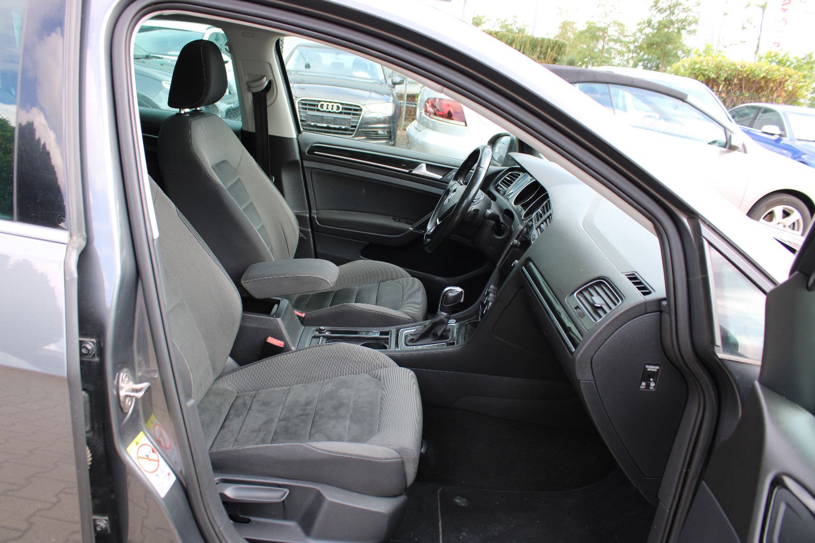 Fahrzeugabbildung Volkswagen Golf 2.0 TDI DSG Variant Panorama,LED,SHZ,AHK,PD