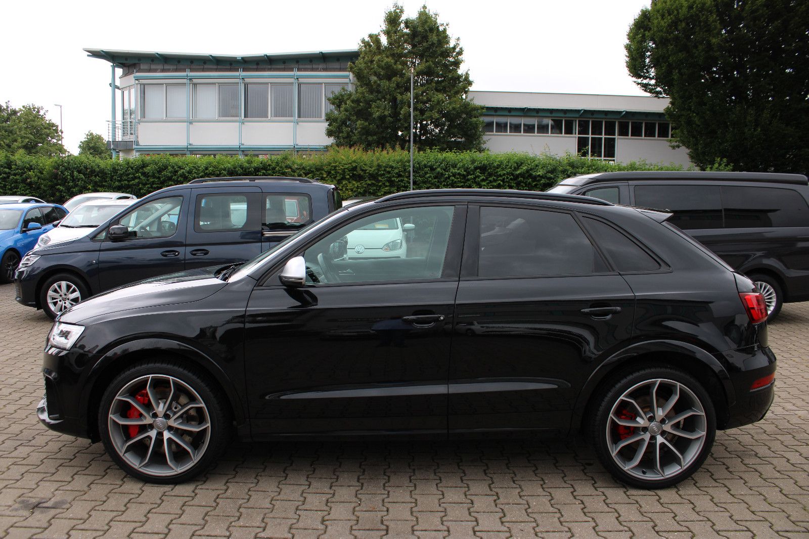 Fahrzeugabbildung Audi RSQ3 2.5 TFSI S tronic quattro Navi,PDC,SHZ,20Zo
