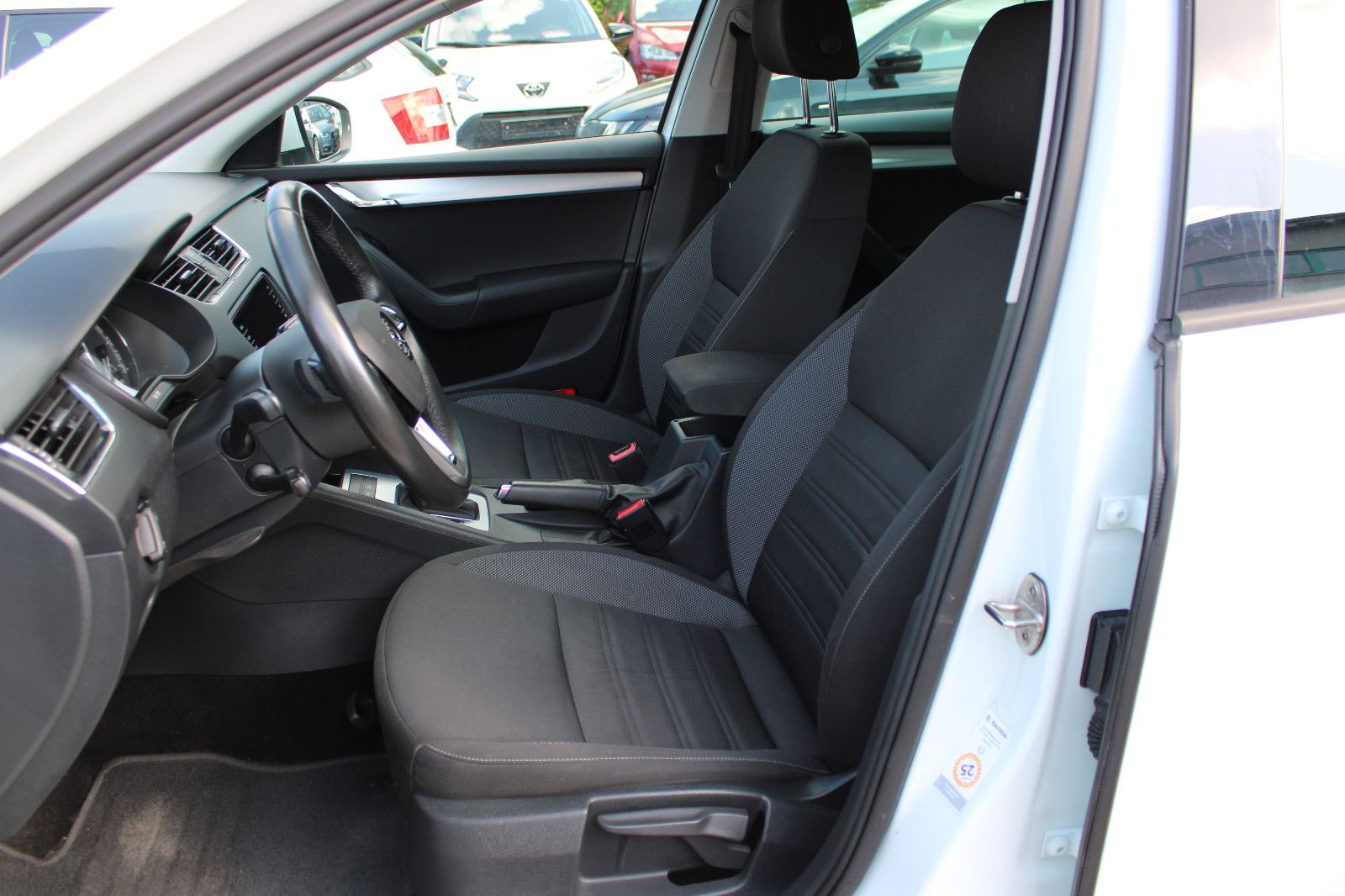 Fahrzeugabbildung SKODA Octavia 1.6 TDI DSG Combi Navi,PDC,SHZ,LED,Apple