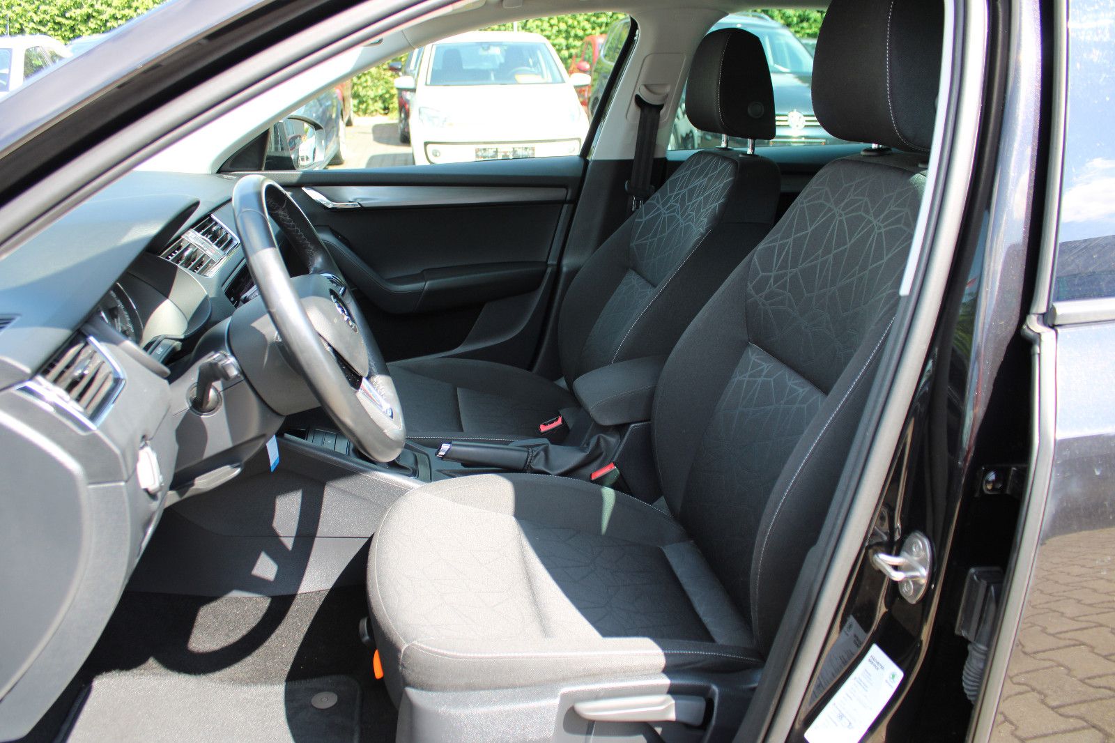 Fahrzeugabbildung SKODA Octavia 1.6 TDI CLEVER Combi Navi,AHK,SHZ,LED