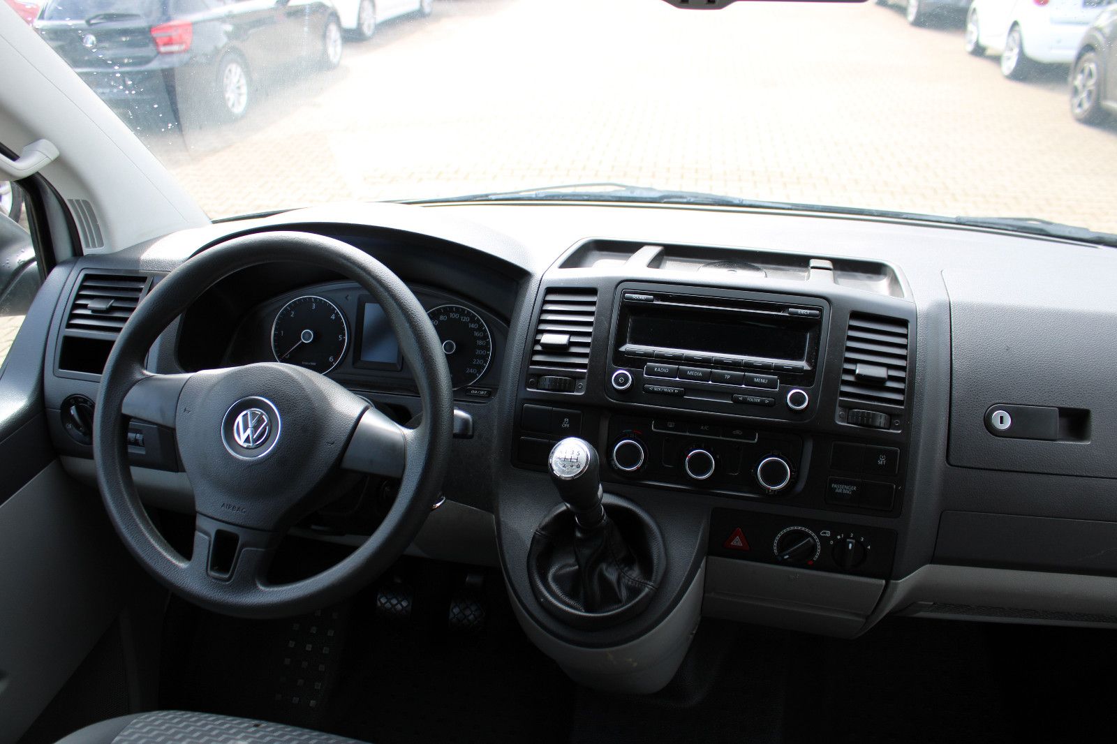 Fahrzeugabbildung Volkswagen T5 Transporter 9.Sitzer Lang 2.0TDI Klima