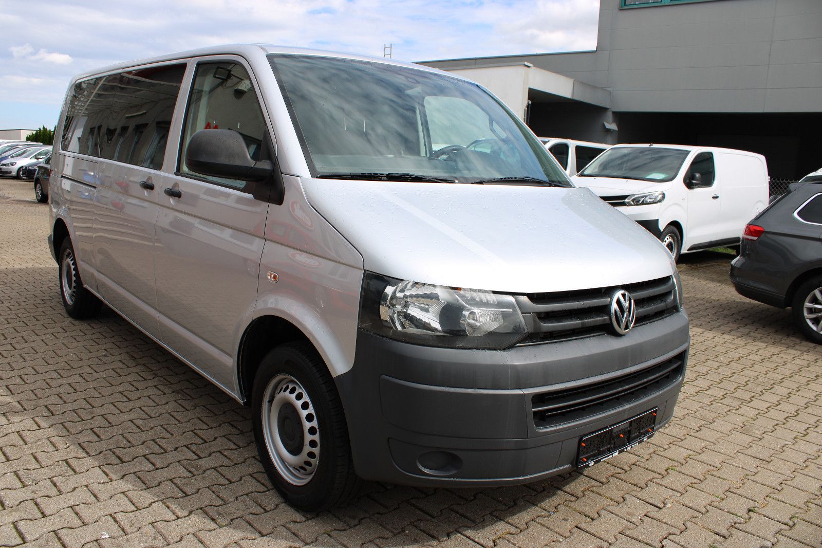 Fahrzeugabbildung Volkswagen T5 Transporter 9.Sitzer Lang 2.0TDI Klima