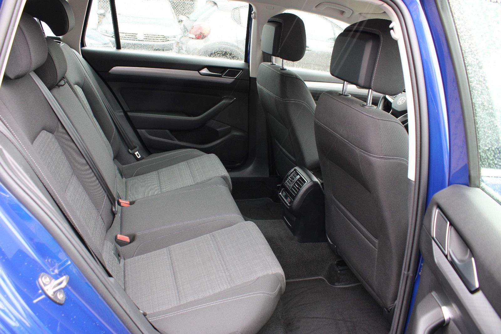 Fahrzeugabbildung Volkswagen Passat Variant 1.5 TSI DSG R-Line Navi,Kamera,PD