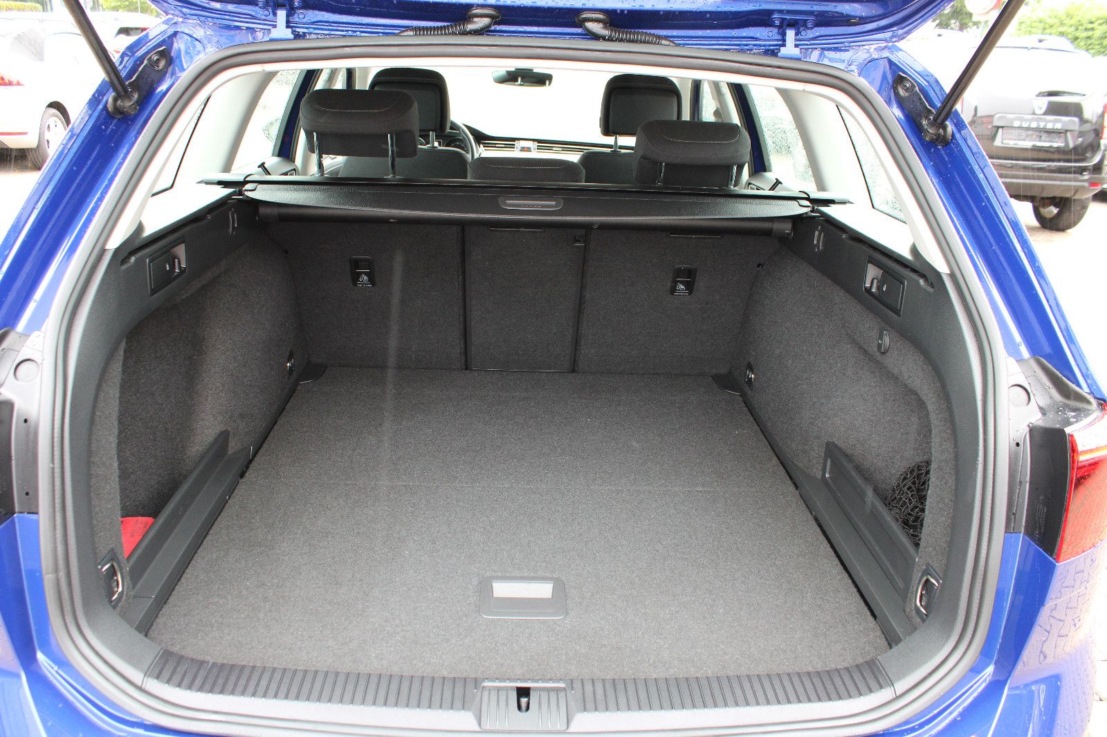 Fahrzeugabbildung Volkswagen Passat Variant 1.5 TSI DSG R-Line Navi,Kamera,PD