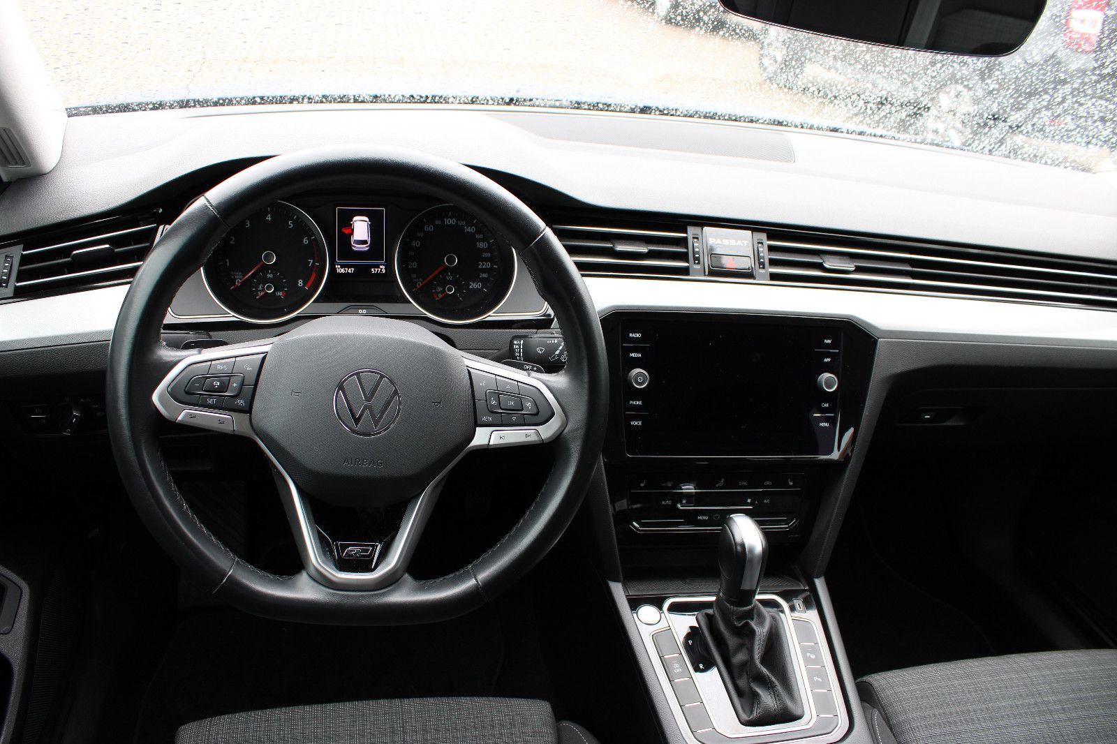 Fahrzeugabbildung Volkswagen Passat Variant 1.5 TSI DSG R-Line Navi,Kamera,PD