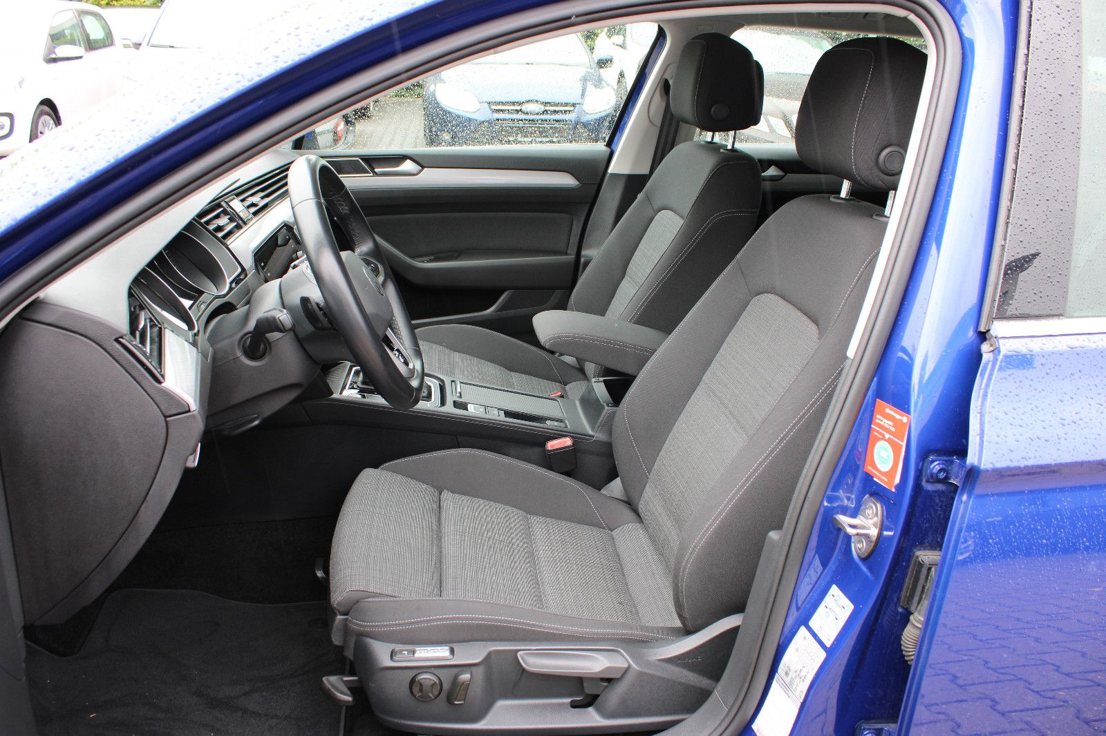 Fahrzeugabbildung Volkswagen Passat Variant 1.5 TSI DSG R-Line Navi,Kamera,PD