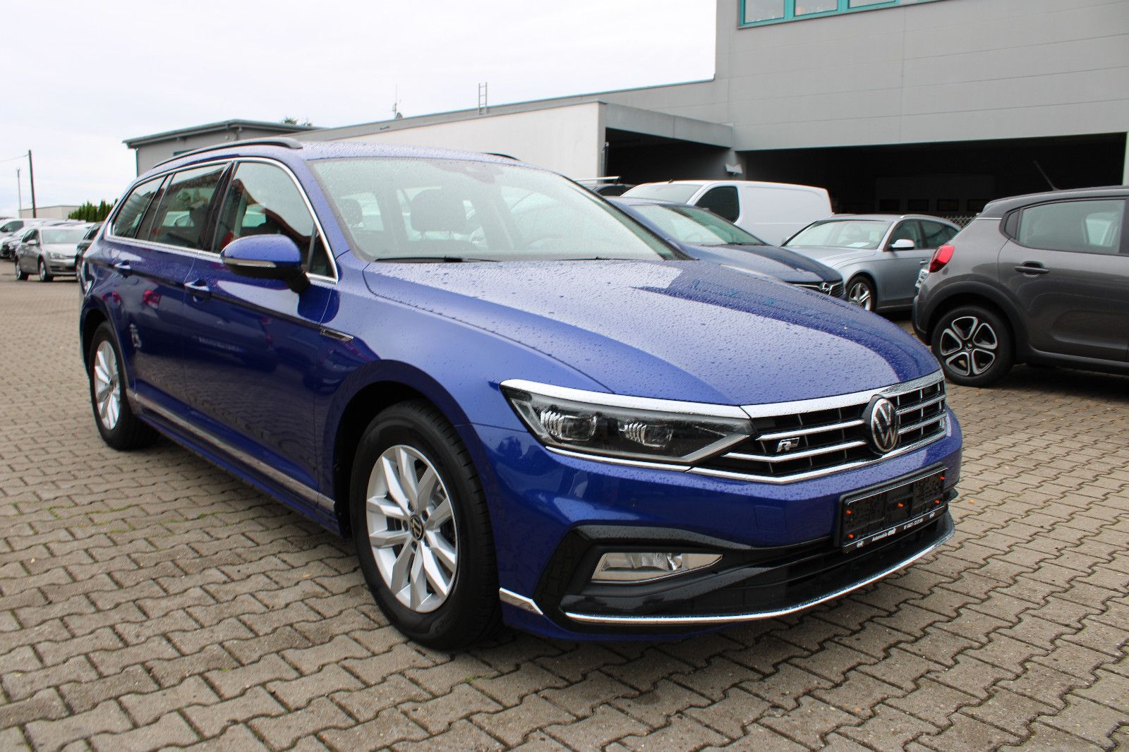 Fahrzeugabbildung Volkswagen Passat Variant 1.5 TSI DSG R-Line Navi,Kamera,PD