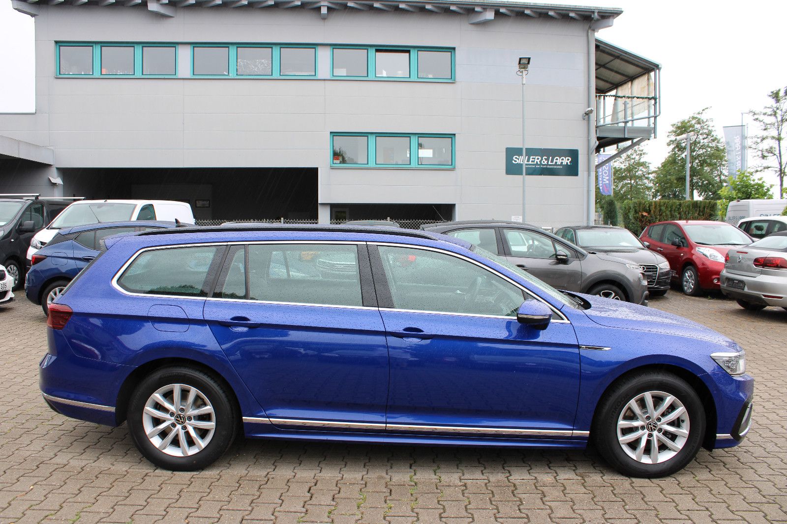 Fahrzeugabbildung Volkswagen Passat Variant 1.5 TSI DSG R-Line Navi,Kamera,PD