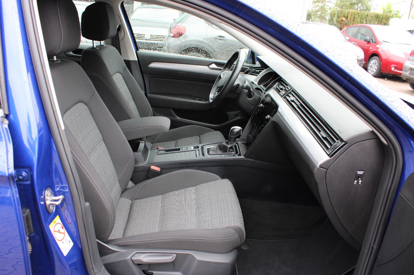 Fahrzeugabbildung Volkswagen Passat Variant 1.5 TSI DSG R-Line Navi,Kamera,PD