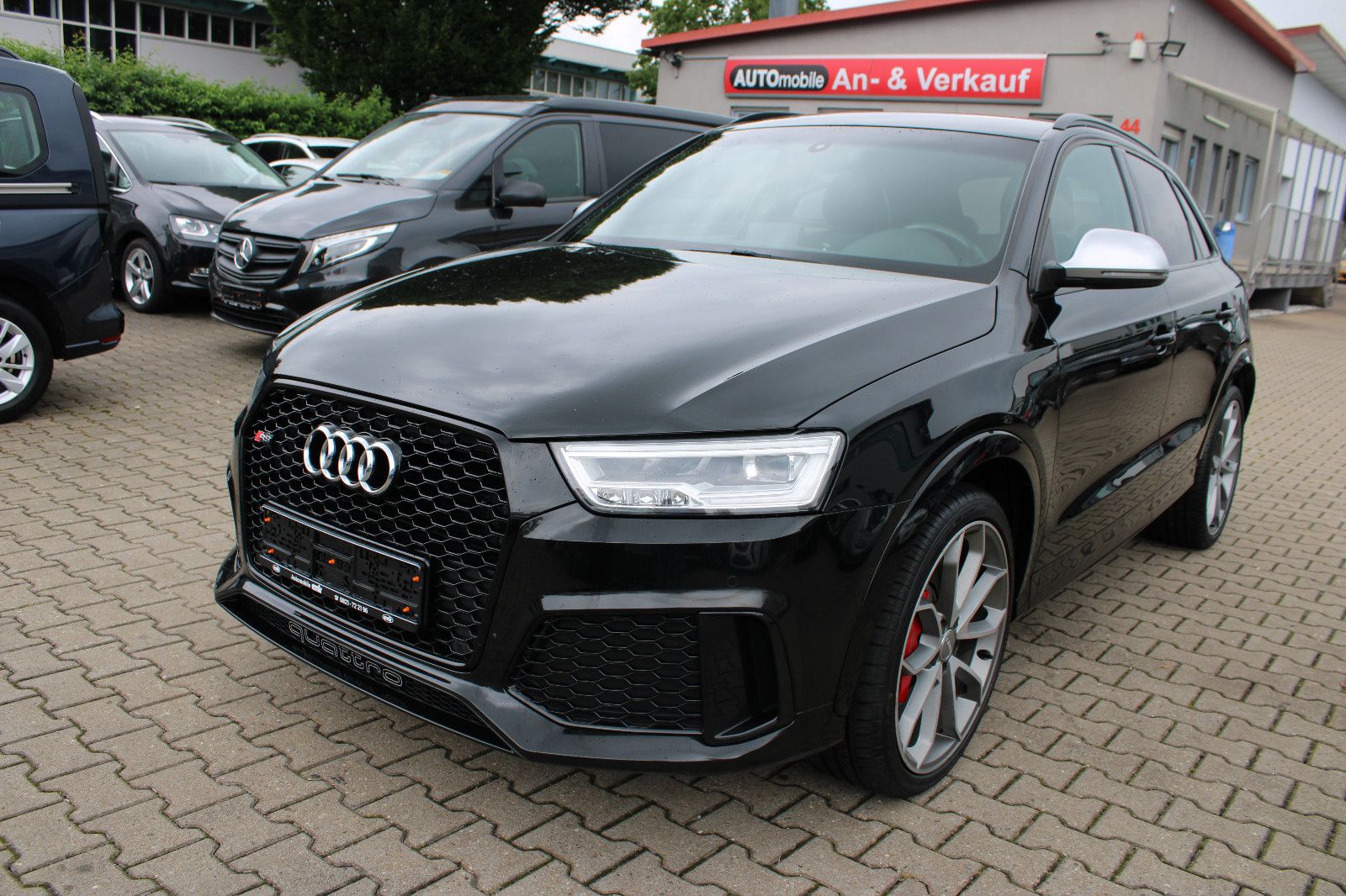 Fahrzeugabbildung Audi RSQ3 2.5 TFSI S tronic quattro Navi,PDC,SHZ,20Zo