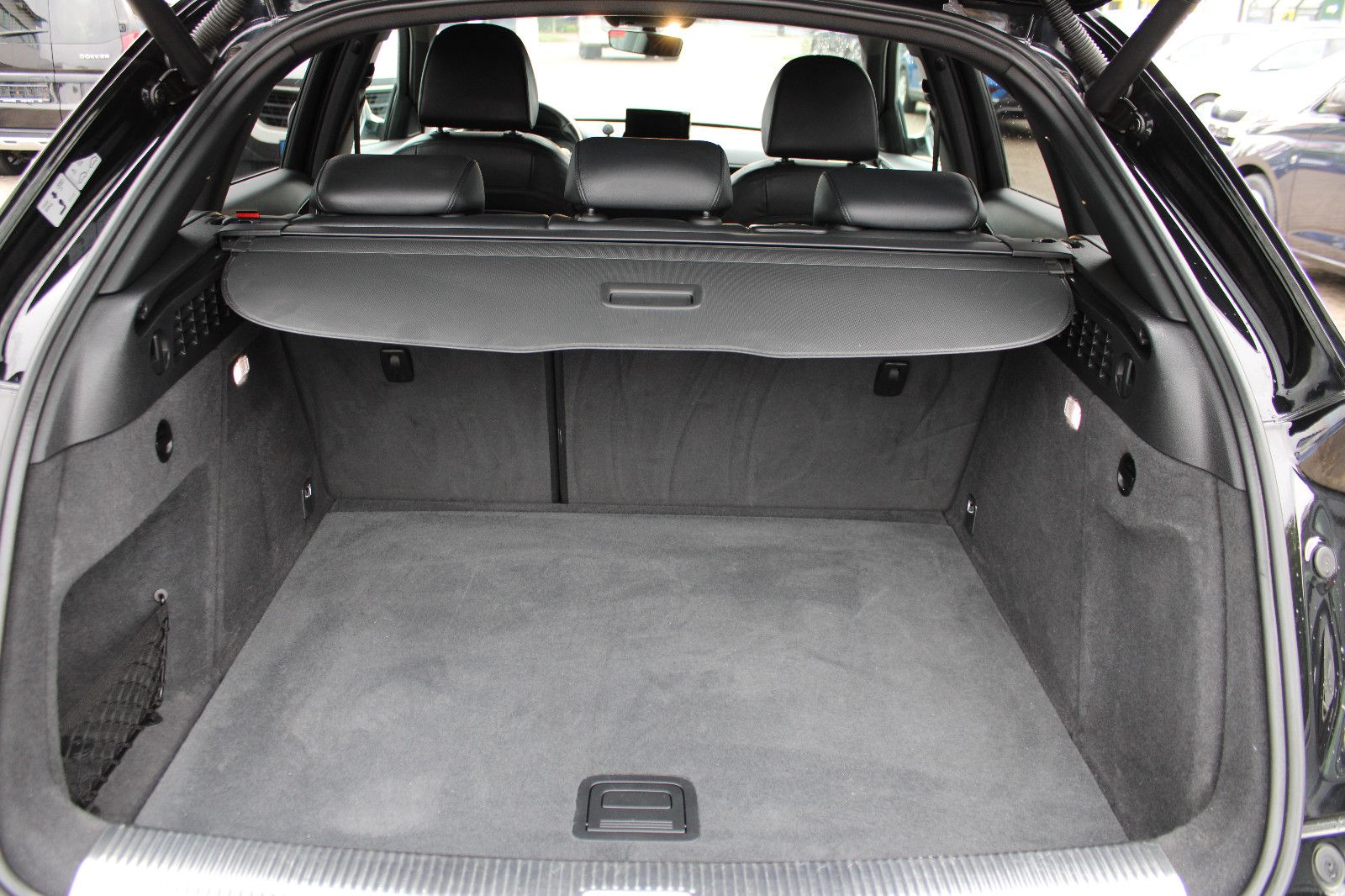 Fahrzeugabbildung Audi RSQ3 2.5 TFSI S tronic quattro Navi,PDC,SHZ,20Zo