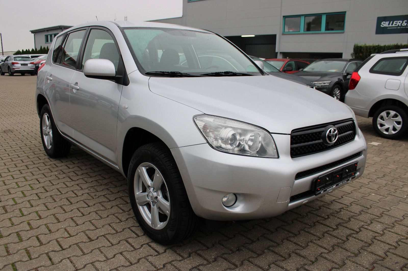Fahrzeugabbildung Toyota RAV 4 2.0 4x4 Klimaautom. Navi