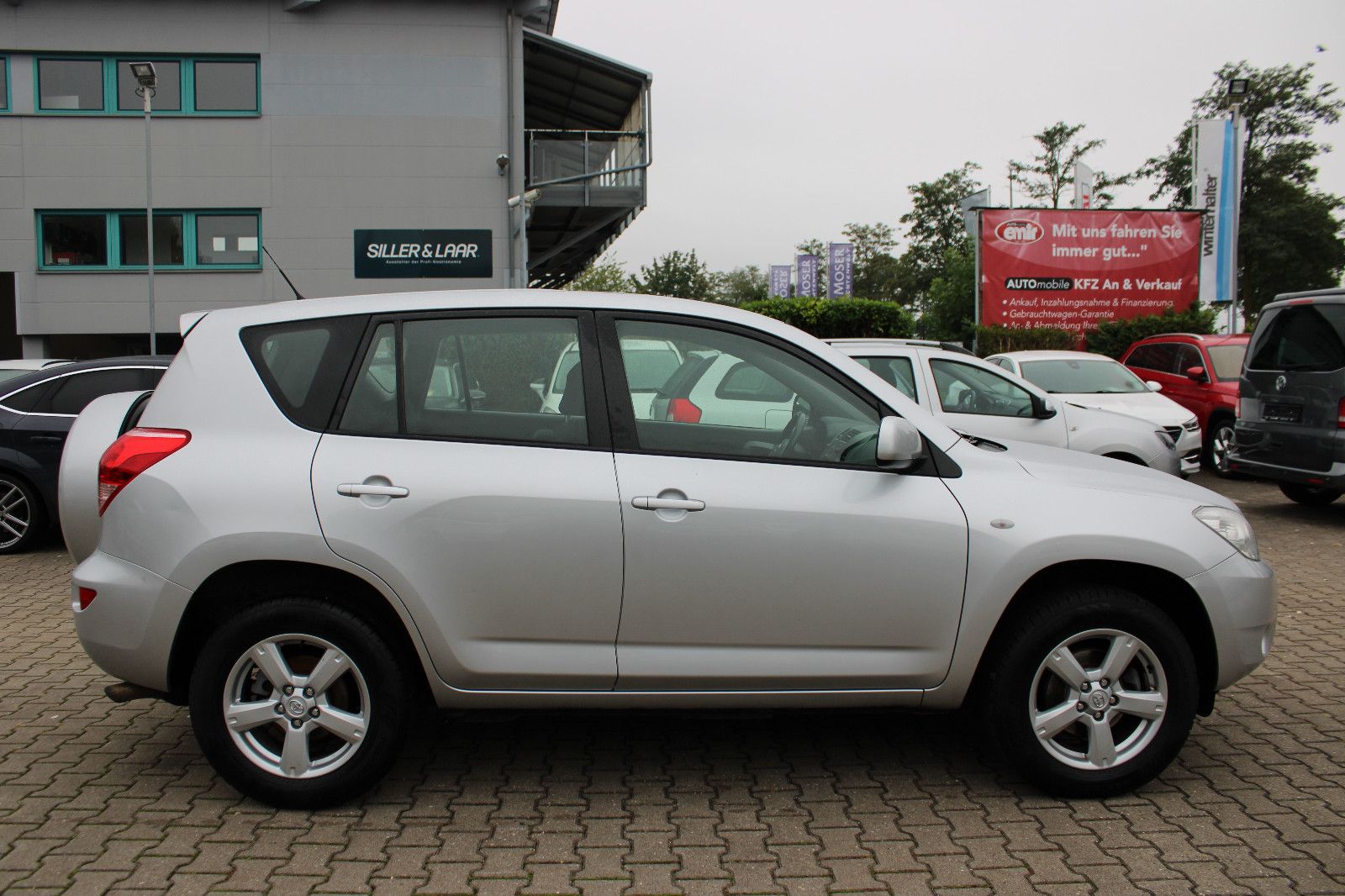 Fahrzeugabbildung Toyota RAV 4 2.0 4x4 Klimaautom. Navi