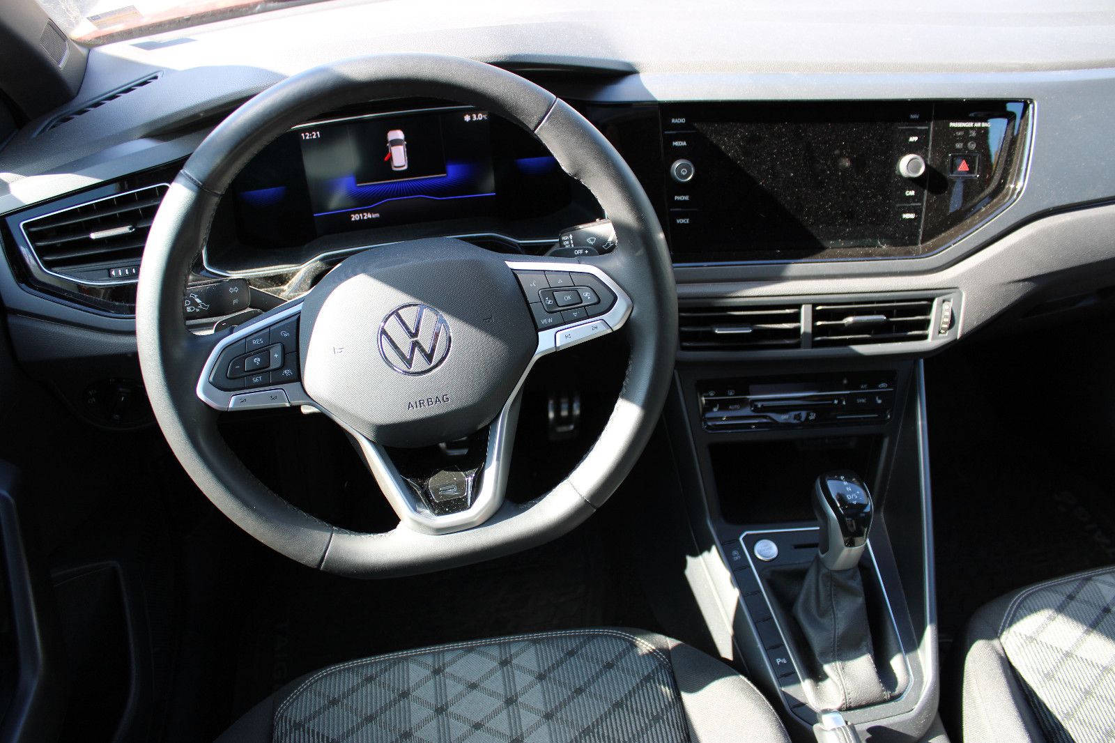 Fahrzeugabbildung Volkswagen Taigo 1.0 TSI DSG R-Line Kamera,PDC,SHZ,Navi