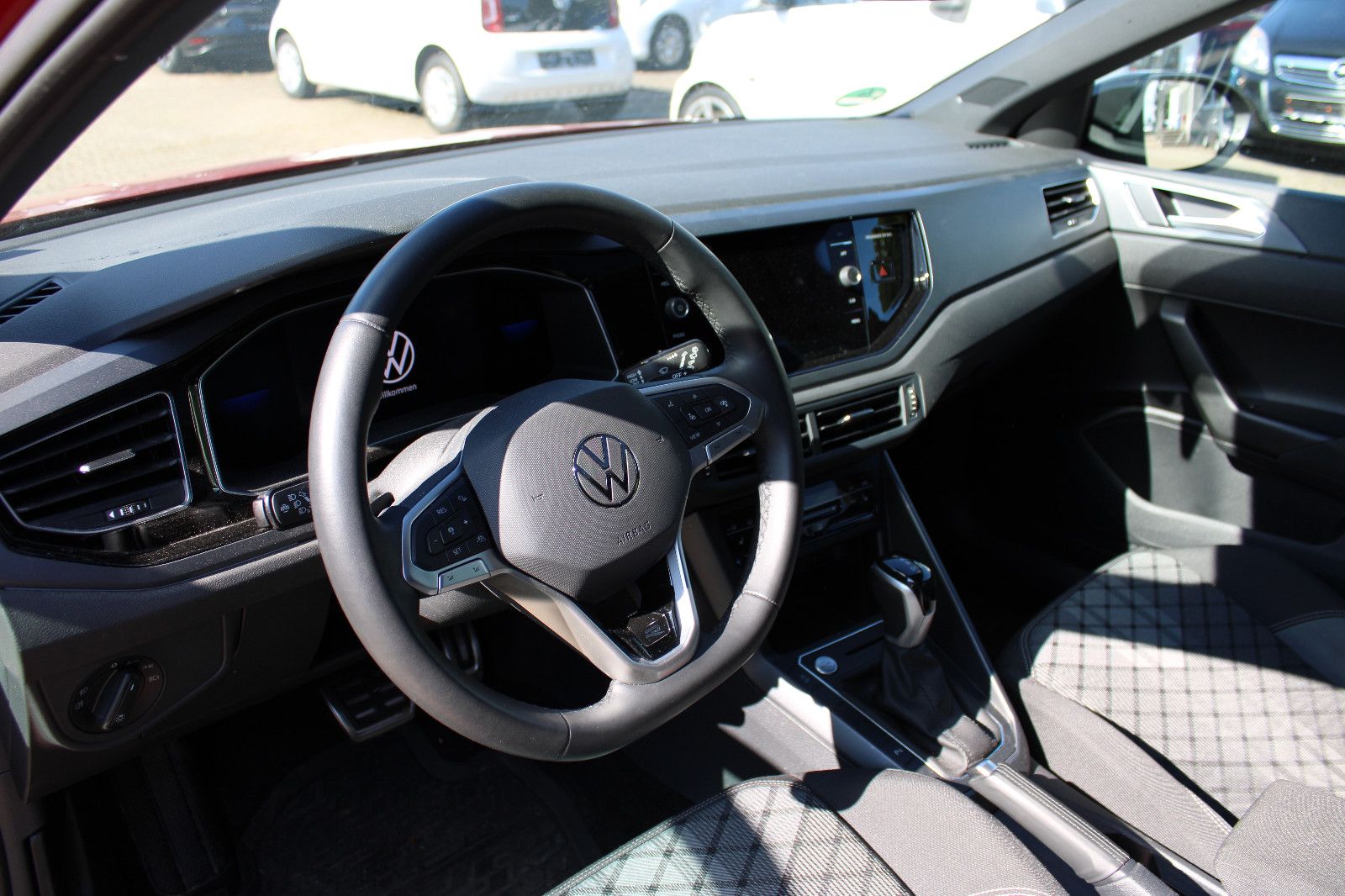 Fahrzeugabbildung Volkswagen Taigo 1.0 TSI DSG R-Line Kamera,PDC,SHZ,Navi