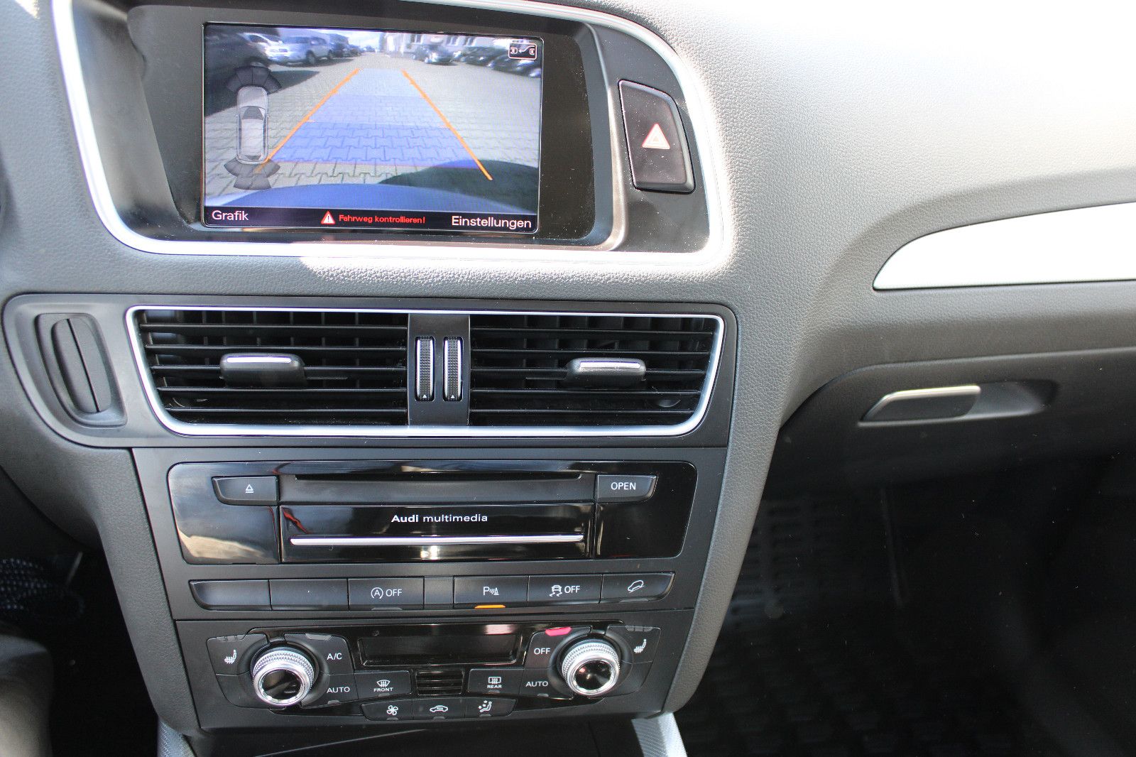 Fahrzeugabbildung Audi Q5 2.0 TDI S tro. S-Line quattro Kamera,Navi,AHK