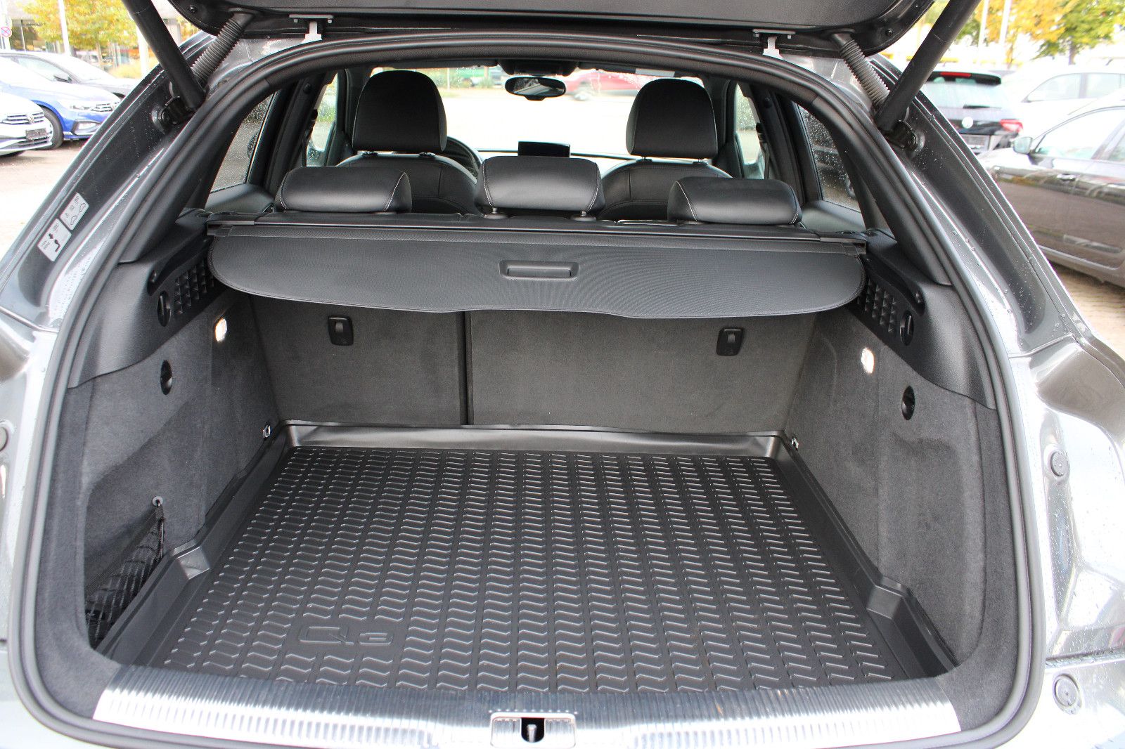 Fahrzeugabbildung Audi Q3 2.0 TDI quattro S-Line AHK,LED,SHZ,19-Zoll