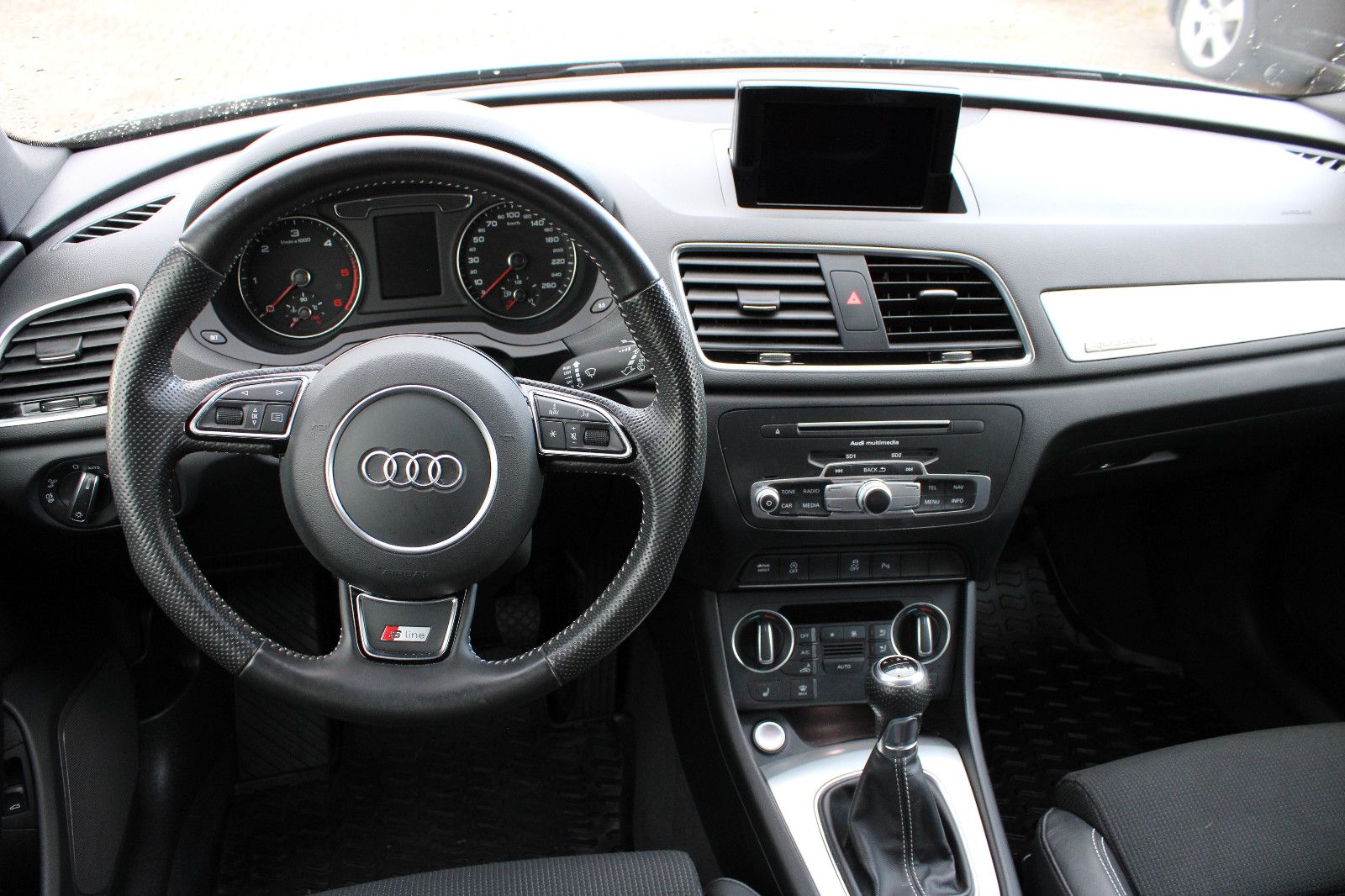 Fahrzeugabbildung Audi Q3 2.0 TDI quattro S-Line AHK,LED,SHZ,19-Zoll