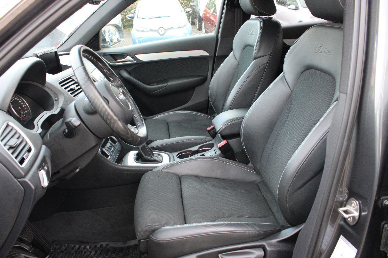 Fahrzeugabbildung Audi Q3 2.0 TDI quattro S-Line AHK,LED,SHZ,19-Zoll